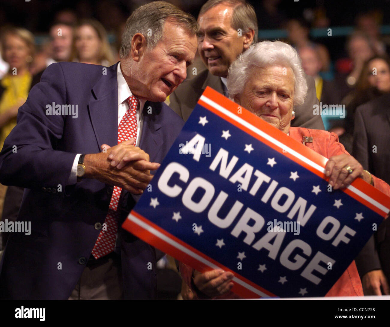 Der ehemalige Präsident George Herbert Walker Bush und seiner Frau Barbara lesen ein Zeichen, das übergeben wurde Ihnen auf dem Boden der Halle der Republican National Convention in New York City am Montag, 30. August 2004. Sacramento Bee / John Decker Stockfoto