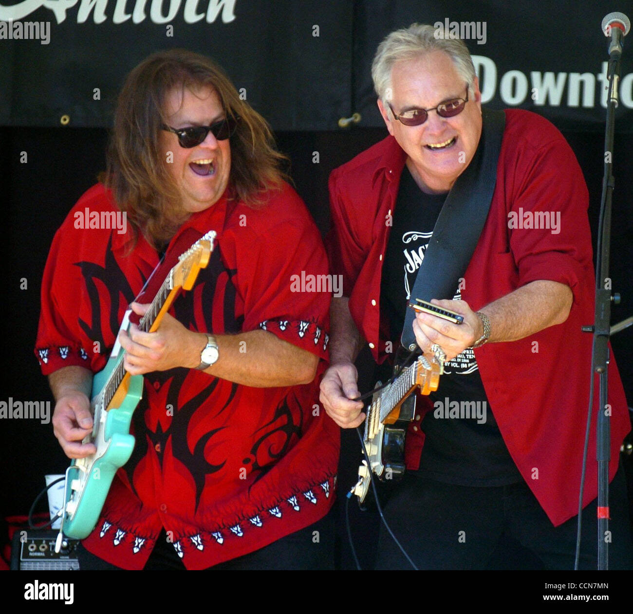 Jim Hartley (cq)(left) und Dan MacHugh (Cq) des Studebaker Blues Band Jam während des 6. jährlichen Delta Blues Festival im Waldie Plaza in Antioch, Kalifornien auf Samstag, 28. August 2004.  (Dean Coppola/Contra Costa Times) Stockfoto