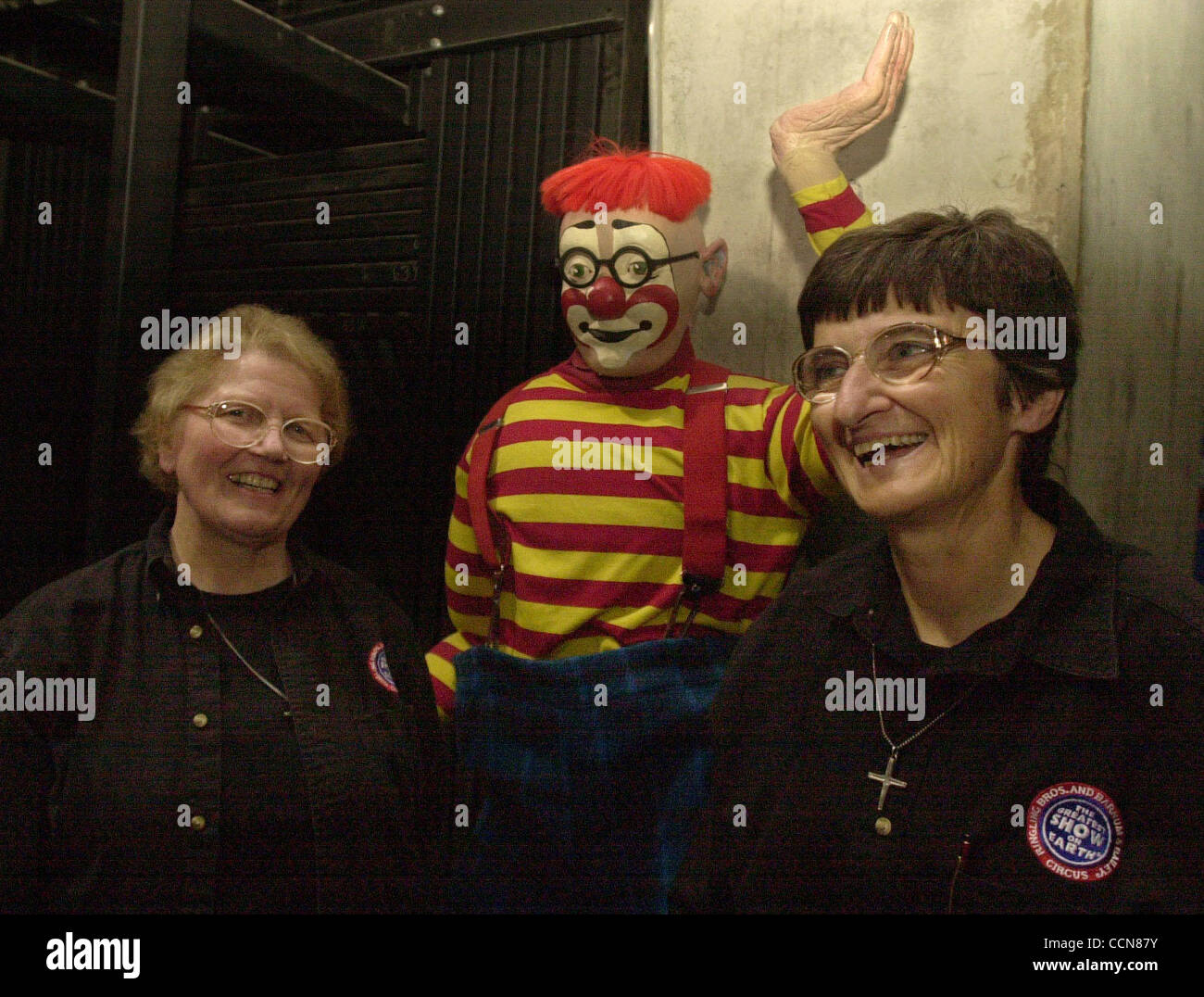 Nonnen Schwester M. Bernard Overkamp (Cq) und Schwester Dorothy Fabritze, (Cq) arbeiten 365 Tage im Jahr für die Ringling Bros and Barnum & Bailey Circus Freitag, 20. August 2004, an der Oakland Arena in Oakland, Kalifornien ist (Contra Costa Times / Susan Tripp Pollard) Stockfoto