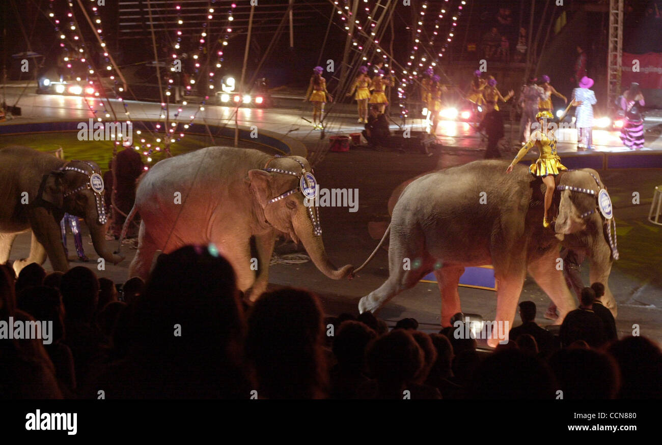 Die Elefanten geben Sie der Oakland Arena am Freitag, 20. August 2004, wo zwei Nonnen, Schwester M. Bernard Overkamp (Cq) und Schwester Dorothy Fabritze, (Cq) Arbeit mit Mitgliedern der Ringling Bros and Barnum & Bailey Circus Beratung, Durchführung von taufen und Durchführung von Hochzeiten als 365 Tage im Jahr benötigt. Stockfoto