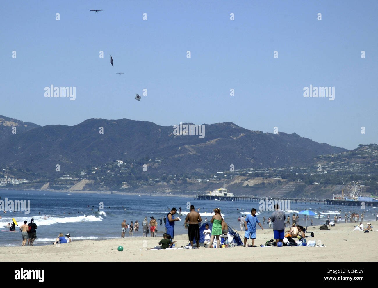 Sep 05, 2004; Los Angeles, Kalifornien, USA; Temperaturen und sonnigen Himmel brachte erwarteten Menschenmassen auf dem Strand von Santa Monica während den Labor Day Wochenende. Das California Department of Forestry ist in höchster Alarmbereitschaft, nachdem eine Brandwache Wetter für Teile der Central Coast ausgestellt wird. Trockenen und feuchten niedrig Stockfoto