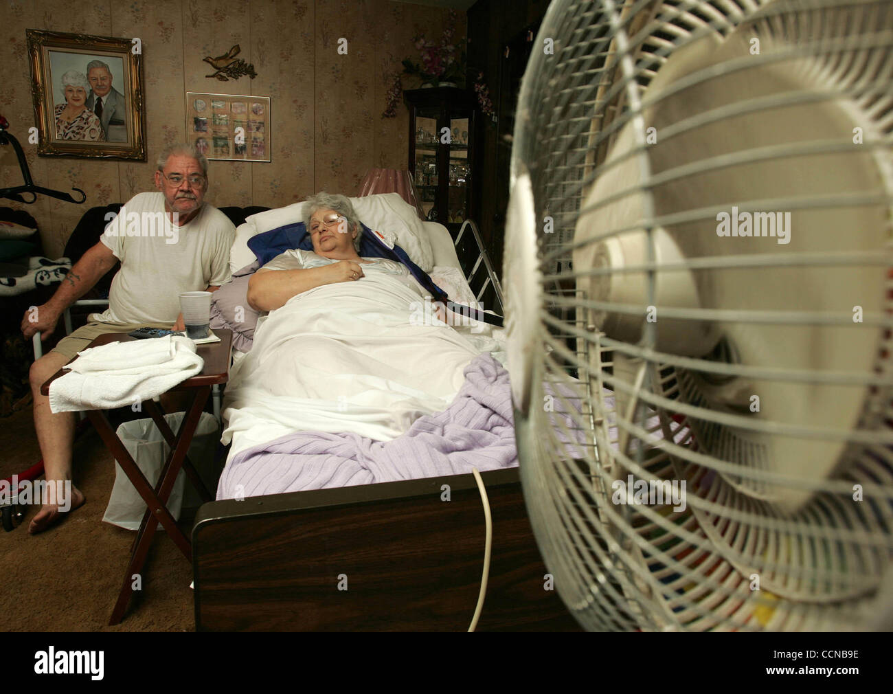 091104 - Foto von Rick McKay WEST PALM BEACH... Claude Withington, 67 und Frau Dolores, 68, die ans Bett gefesselt ist, sind noch ohne Strom in ihren Kirk Rd. nach Hause.  Sie haben jetzt einen Generator, der sie von ihrem Schwiegersohn seinen Strom Donnerstag, restauriert wurde bekam, um einen Ventilator und TV macht.   (P) Stockfoto