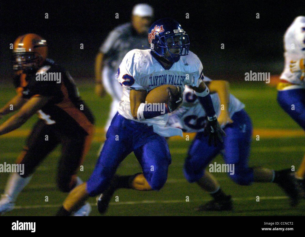 Clayton Valley Jason Poltl (Cq) bricht für ein zweites Quartal TD vs Kalifornien während ihrer Vorbereitung Fußballspiel an der California High School in San Ramon, Kalifornien auf Freitag, 17. September 2004.  (Dean Coppola / Contra Costa Times) Stockfoto