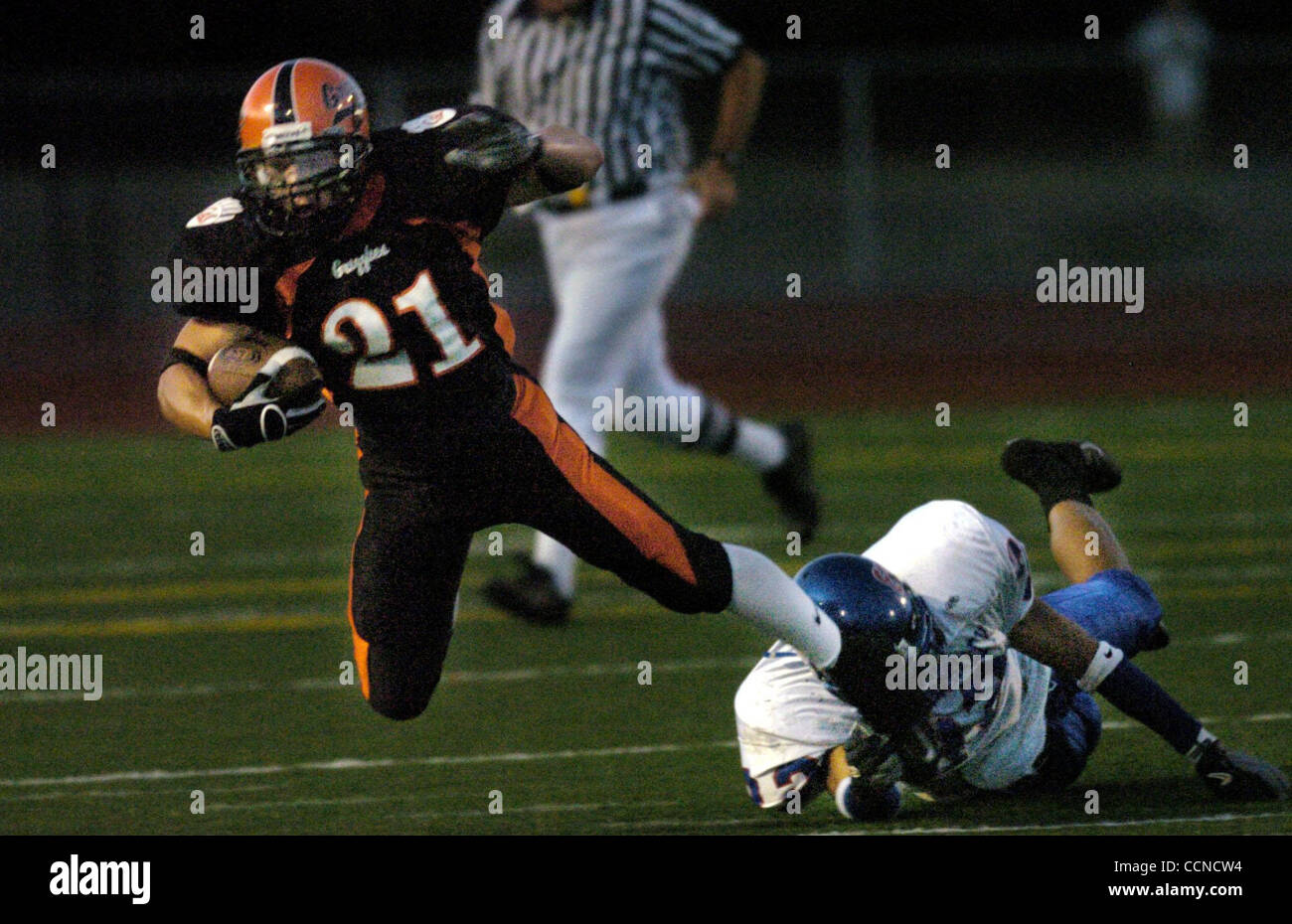 CALs Brett Weidner (cq)(left) versucht, Weg von Clayton Valley Jason Poltl (Cq) während ihrer Vorbereitung Fußball Spiel in California High School in San Ramon, Kalifornien auf Freitag, 17. September 2004.  (Dean Coppola / Contra Costa Times) Stockfoto