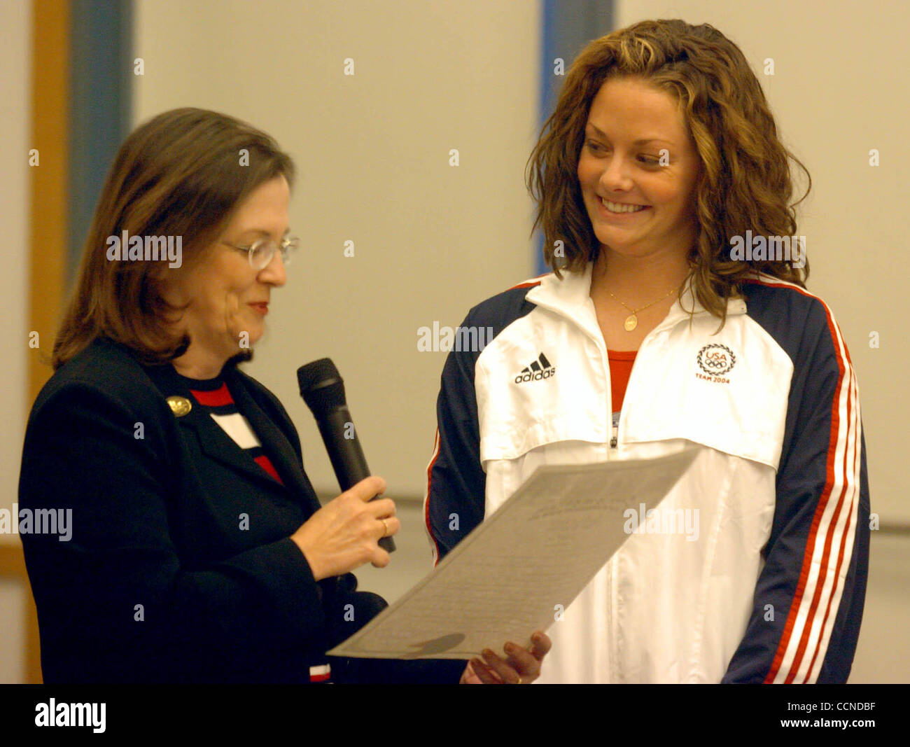 Clayton Mayor Julie Pierce liest ein Proclamtion Clayton resident Erin Dobratz, USA synchronisiert schwimmen Teammitglied und olympische Bronzemedaille bei den Olympischen Spielen 2004 in Athen während der Clayton Stadtratssitzung in Clayton Dienstag September zu Ehren 21,2004. (Contra Costa Times / Bob Stockfoto