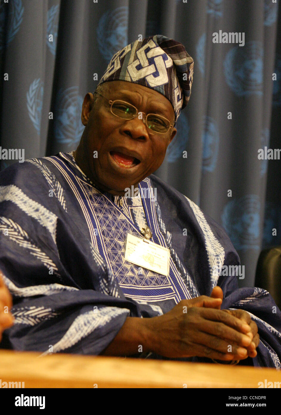 Sep 23, 2004; New York, NY, USA; Präsident von Nigeria & Vorsitzender der Afrikanischen Union OLUSEGUN OBASANJO bei einem Treffen während der 59. Sitzung der Generalversammlung der Vereinten Nationen statt im UN-Hauptquartier in New York.  Er besprach seine Bereitschaft, an nigerianische Truppen nach Darfur, Sudan Regio senden Stockfoto