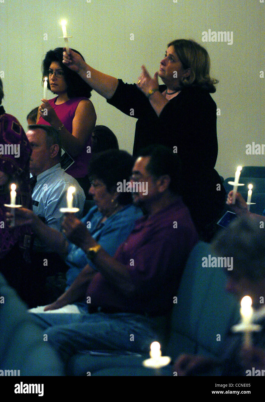 METRO---Loretta Teague, Recht, steht mit einer Kerze Samstagabend 25. September 2004 an der ersten Kirche des Nazareners während der 6. jährlichen nationalen Gedenktag für Mordopfer. Die Veranstaltung wurde gesponsert von der Ortsgruppe der Eltern der ermordeten Kinder und anderen Überlebenden.   (WILLIA Stockfoto
