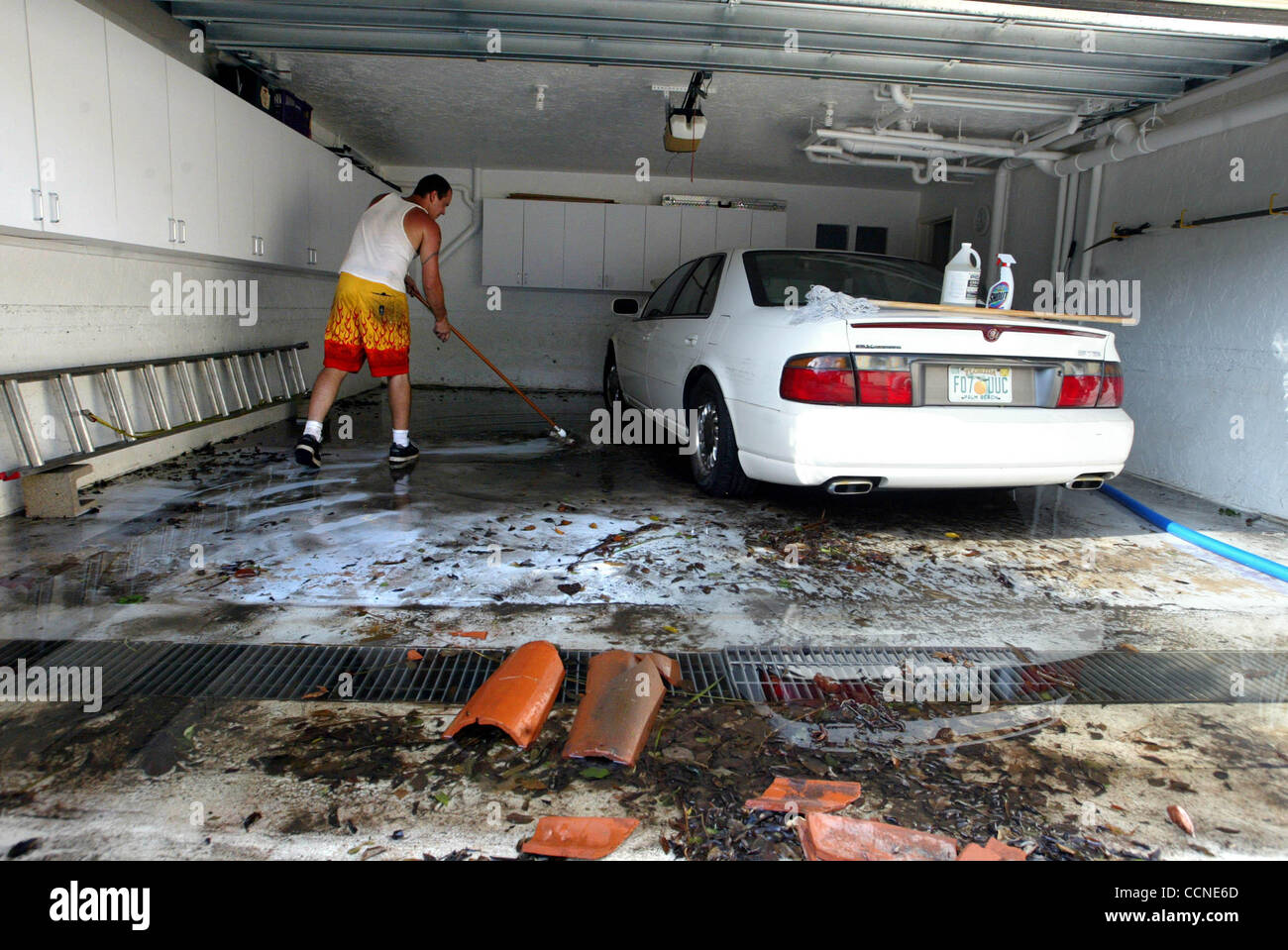 092704--Palm Beach--Chris Schuette (Cq) in West Palm Beach löscht eine  teilweise unterirdische Garage, die durch Hurrikan Jeanne mit Wasser  geflutet wurde. Er verwendet eine gasbetriebene Wasserpumpe--zum Pumpen bis  zu 11.000 Gallonen/Stunde--fähig um