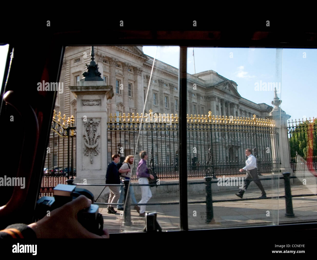 3. Oktober 2004; London, UK; Tourist nimmt ein Bild des Buckingham Palace, Heimat der britischen Königsfamilie.  Abgesehen davon, dass die offizielle Londoner Residenz der Queen, der Buckingham Palace ist auch der geschäftigen Verwaltungssitz der Monarchie und hat vermutlich die berühmtesten und leicht erkennbar Stockfoto