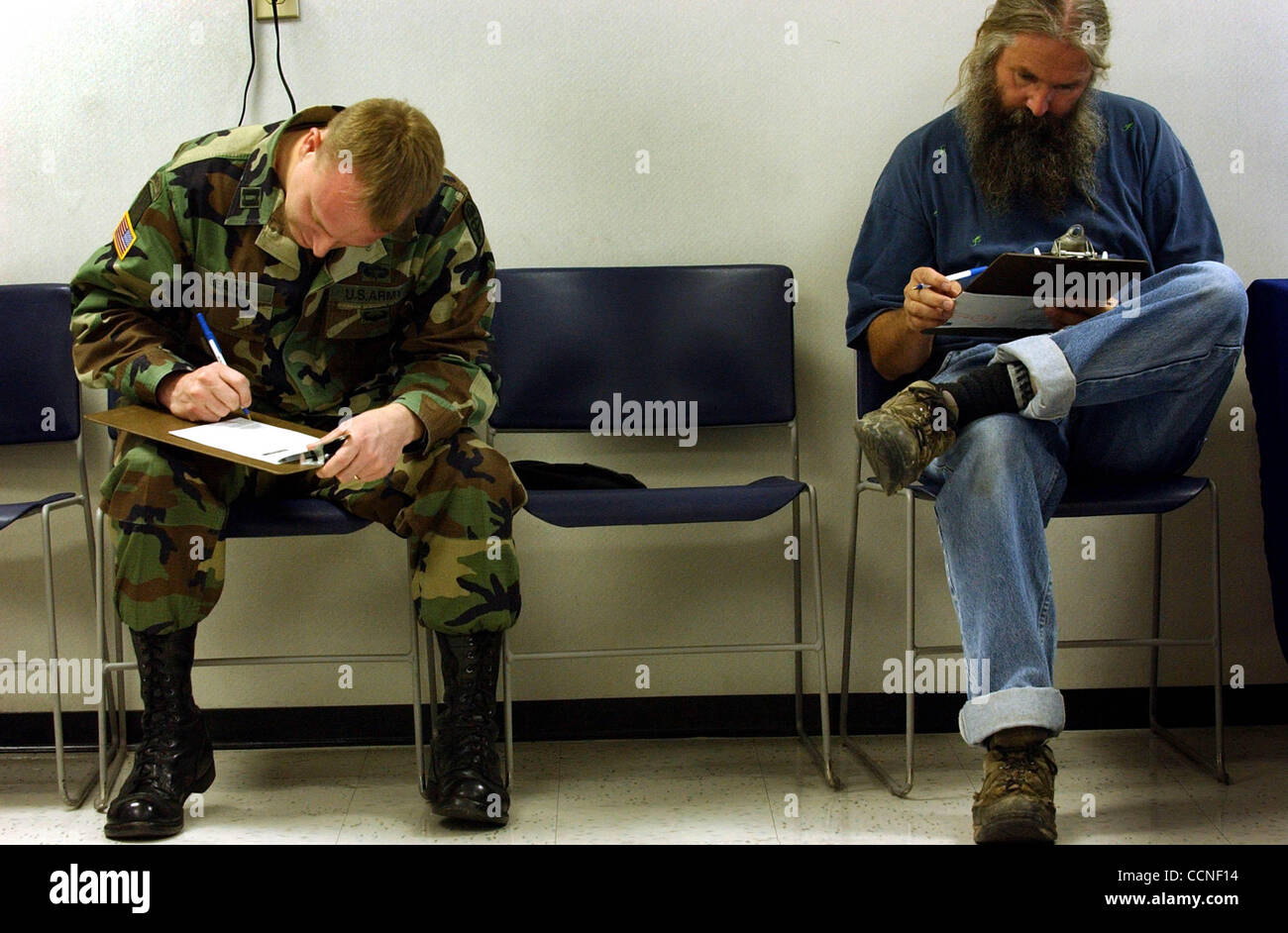 CPT James Beach und Tom Nemeth (pensionierte Armee) füllen Sie Wähler Registrierungskarten an die Bexar County Voter Registration Abteilung temporäre Drop-off Lage Montag, 4. Oktober 2004. Nemeth ist die Registrierung nach vielen Jahren der Abstimmung nicht zu stimmen. GLORIA FERNIZ/PERSONAL Stockfoto