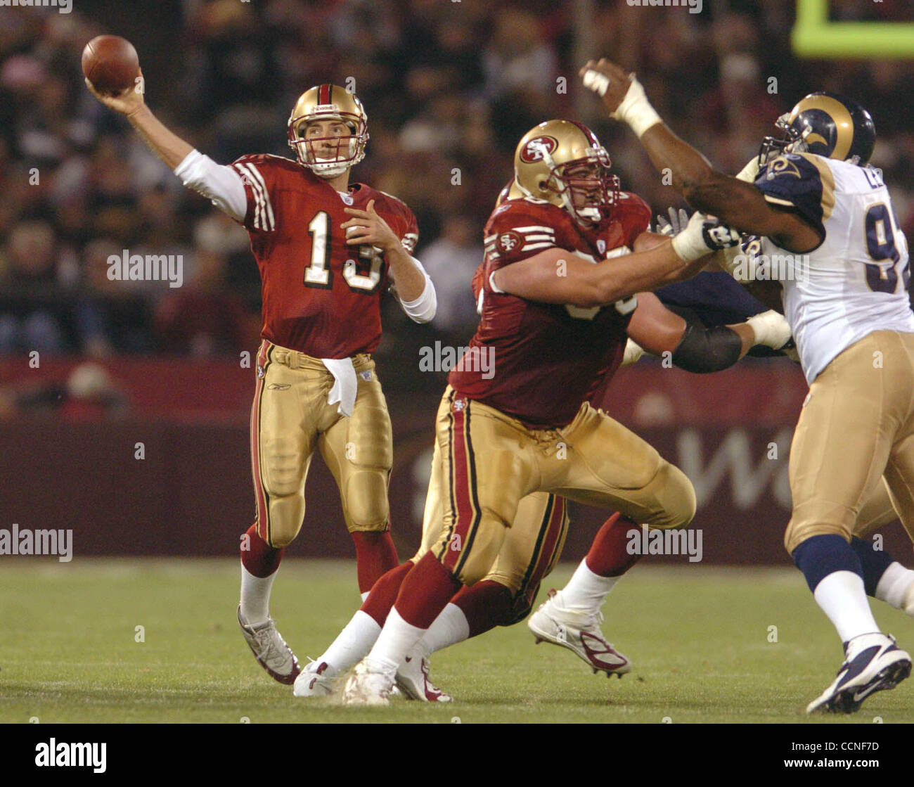 San Francisco Vierzig Niner Quarterback Tim Rattay bekommt den Ball aus im 3. Quartal ihres Spiels mit den St. Louis Rams Sonntag Oktober 2,2004 bei Monster Park in San Francisco Kalifornien. Die Rams gewann 24-14. (Contra Costa Times / Bob Larson) 2004 Stockfoto