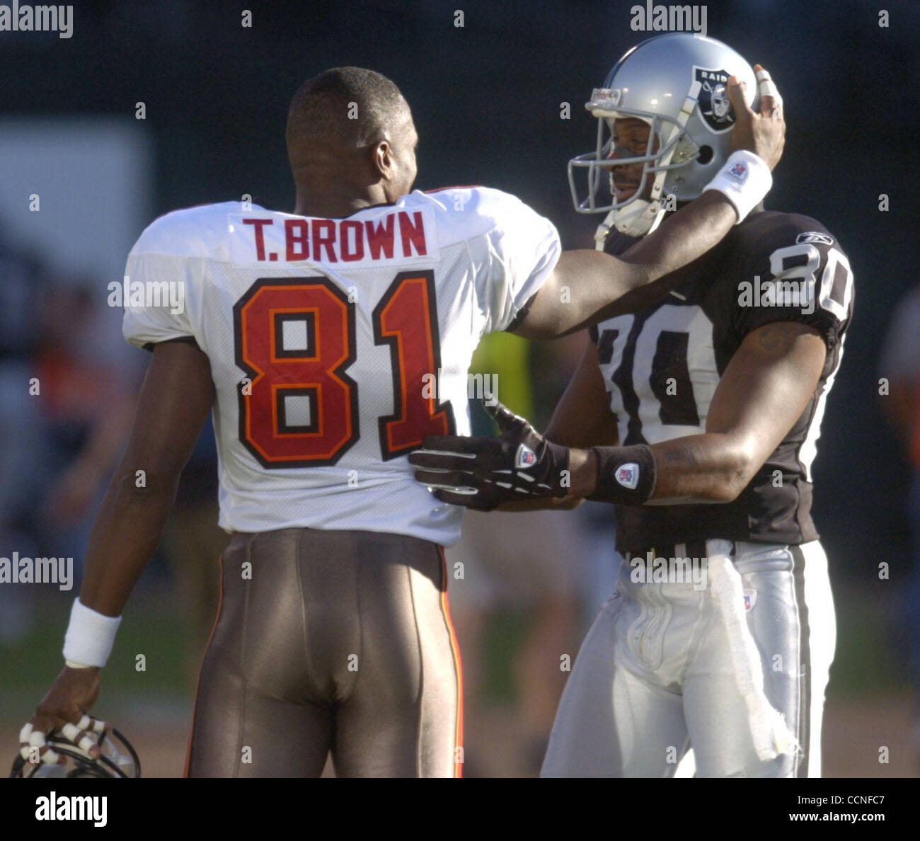 Oakland Raider Receiver Jerry Rice (rechts) und Tampa Bay Buccaneers ...