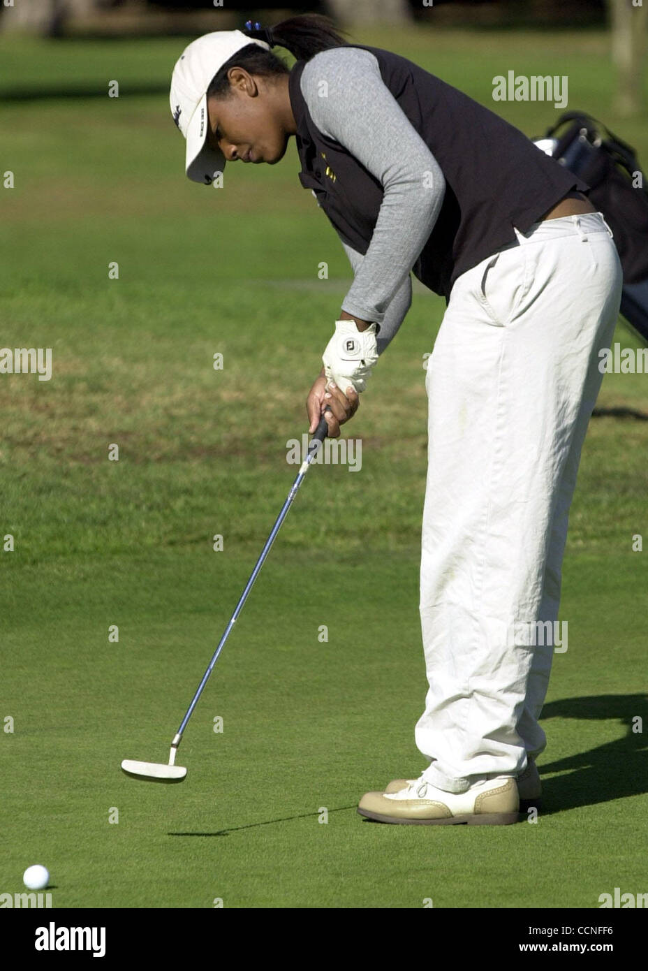 Bishop O'Dowd's Sydney Fleming putts während ein Mädchen-Golf-Spiel gegen San Leandro hohe Monarch Bay Golf Complex in San Leandro, Kalifornien, auf Donnerstag, 30. September 2004. (EDDIE LEDESMA / MAL) Stockfoto