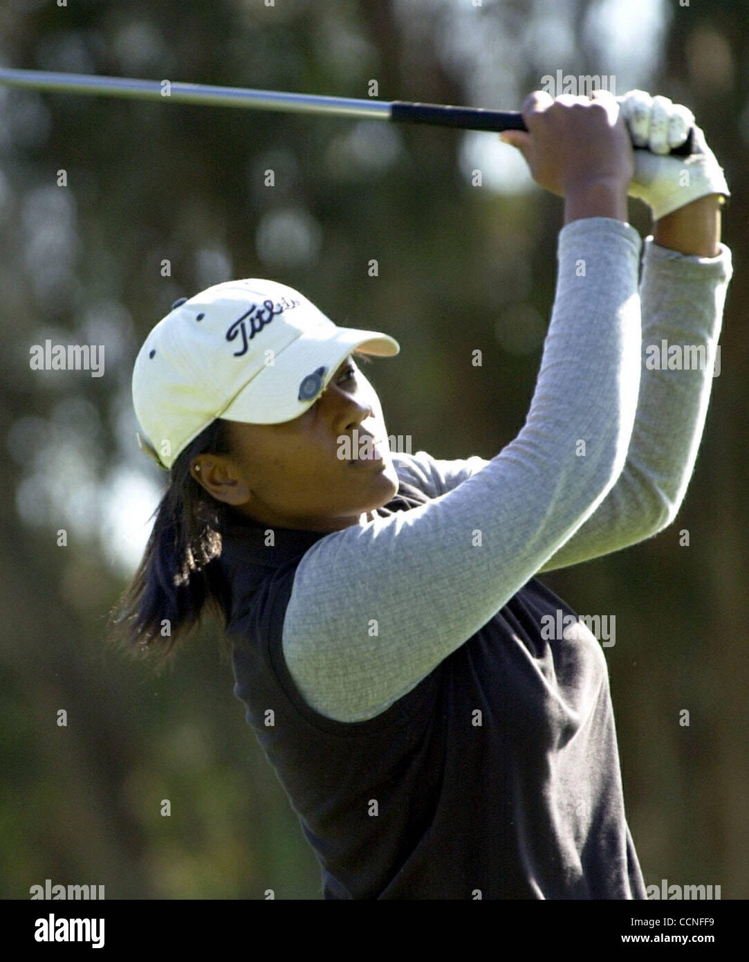 Bishop O'Dowd's Sydney Fleming folgt den Flug ihren Golfball während ein Mädchen-Golf-Spiel gegen San Leandro hohe Monarch Bay Golf Complex in San Leandro, Kalifornien, auf Donnerstag, 30. September 2004. (EDDIE LEDESMA / MAL) Stockfoto