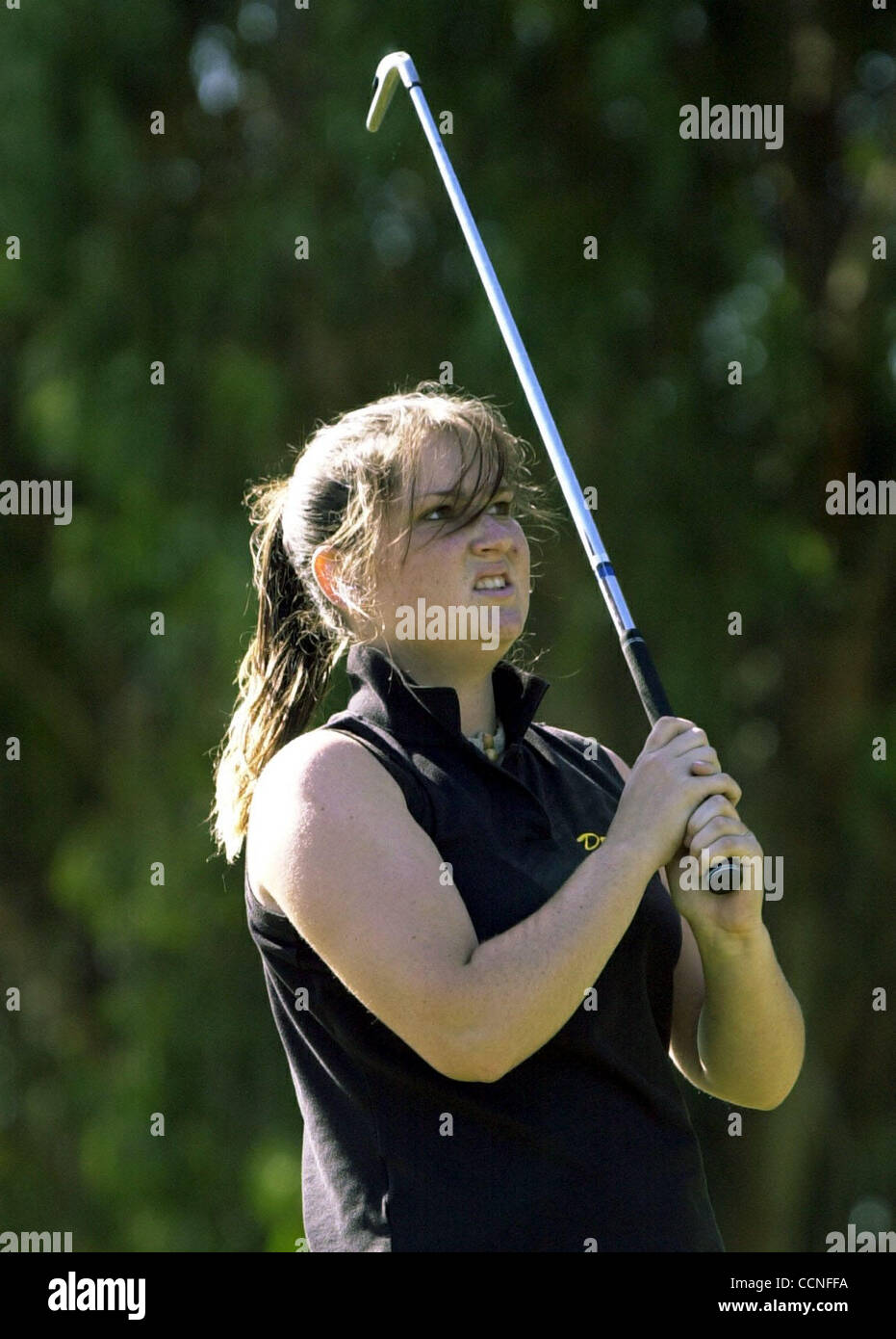 Bishop O'Dowd's Laura Nagle folgt den Flug ihren Golfball während ein Mädchen-Golf-Spiel gegen San Leandro hohe Monarch Bay Golf Complex in San Leandro, Kalifornien, auf Donnerstag, 30. September 2004. (EDDIE LEDESMA / MAL) Stockfoto