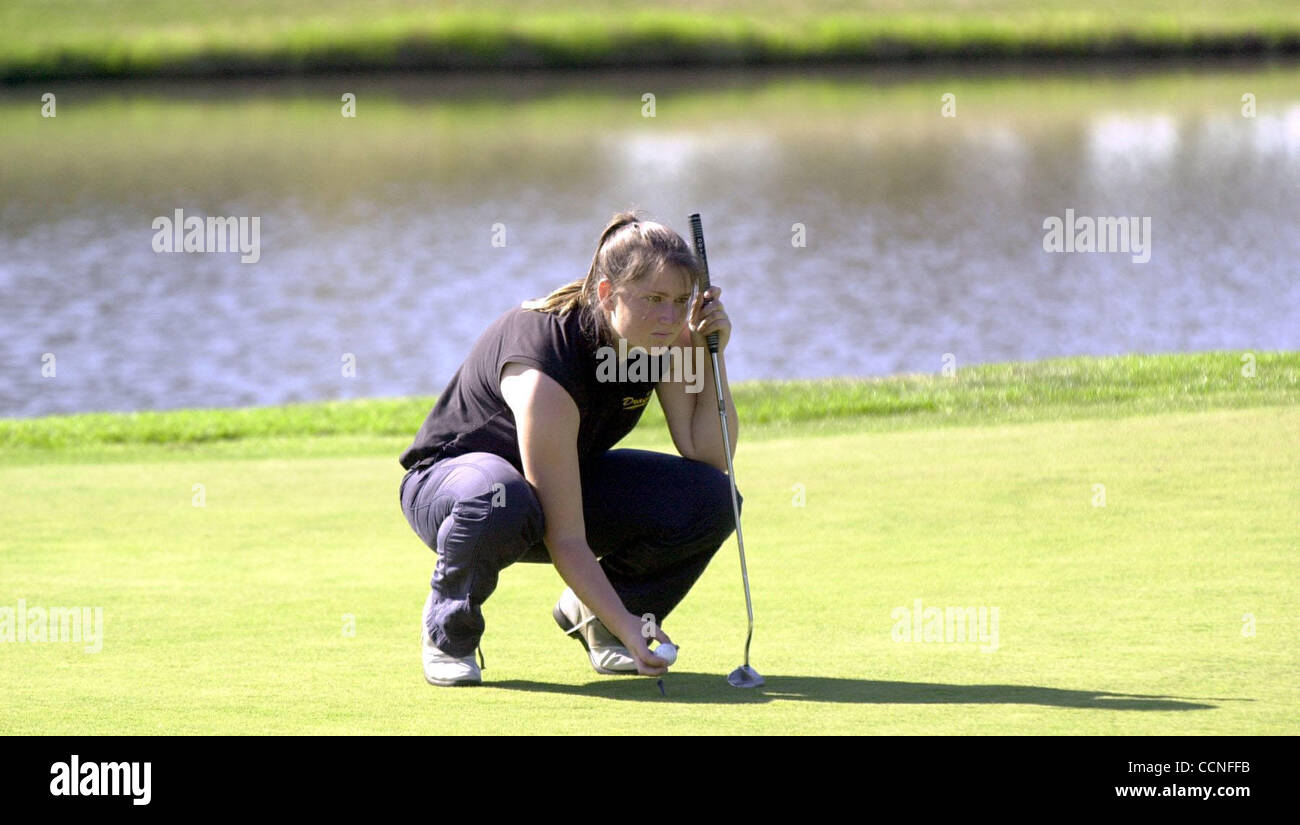 Bischof O'Dowd Laura Nagle richtet ihr setzen während einer Mädchen-Golf Spiel gegen San Leandro hohe Monarch Bay Golf Complex in San Leandro, Kalifornien, am Donnerstag, 30. September 2004. (EDDIE LEDESMA / MAL) Stockfoto