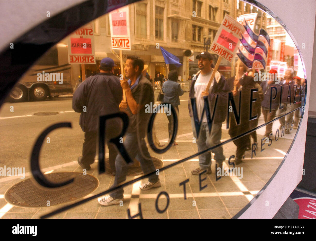 Mitglieder der lokalen 2 Hotel Workers Union Streik vor dem Crowne Plaza Hotel für die Erhaltung ihrer Krankenversicherung auf Mittwoch, 29. September 2004 in San Franicsco, Calif.   Auffallend ist die Union in vier große San Francisco Hotels für zwei Wochen.  (Contra Costa Times / Gregory Urquiaga) Stockfoto