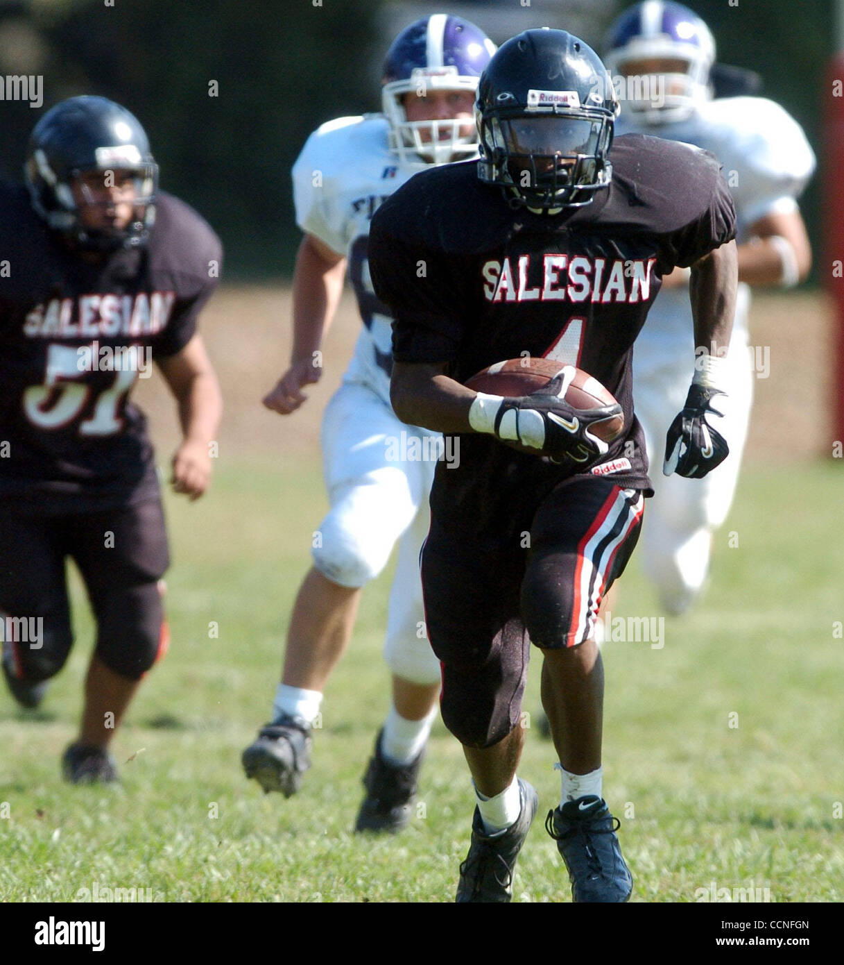 Jahvid Best of Salesianer hohe Piemont hohe defensive Linie durchschneidet und läuft für einen Touchdown auf Samstag, 2. Oktober 2004 in San Pablo, Kalifornien (Contra Costa Times / Gregory Urquiaga) Stockfoto