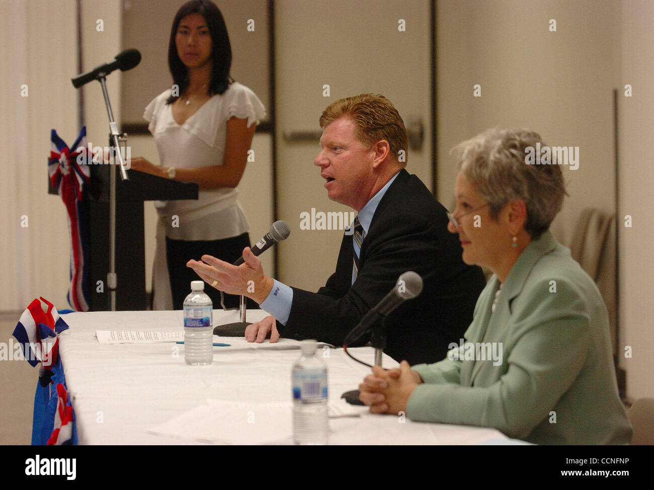 (L-R) Cindy Chin vermittelt als Staat Assemblyman Guy Houston als Kandidat spricht hört Elaine Shaw während einer Debatte auf der Wahl Forum 2004 präsentiert von der chinesischen amerikanischen politischen Vereinigung auf Sonntag, 26. September 2004 in der Assembly Hall in Civic Park Community Center in Walnut Creek, Cal Stockfoto