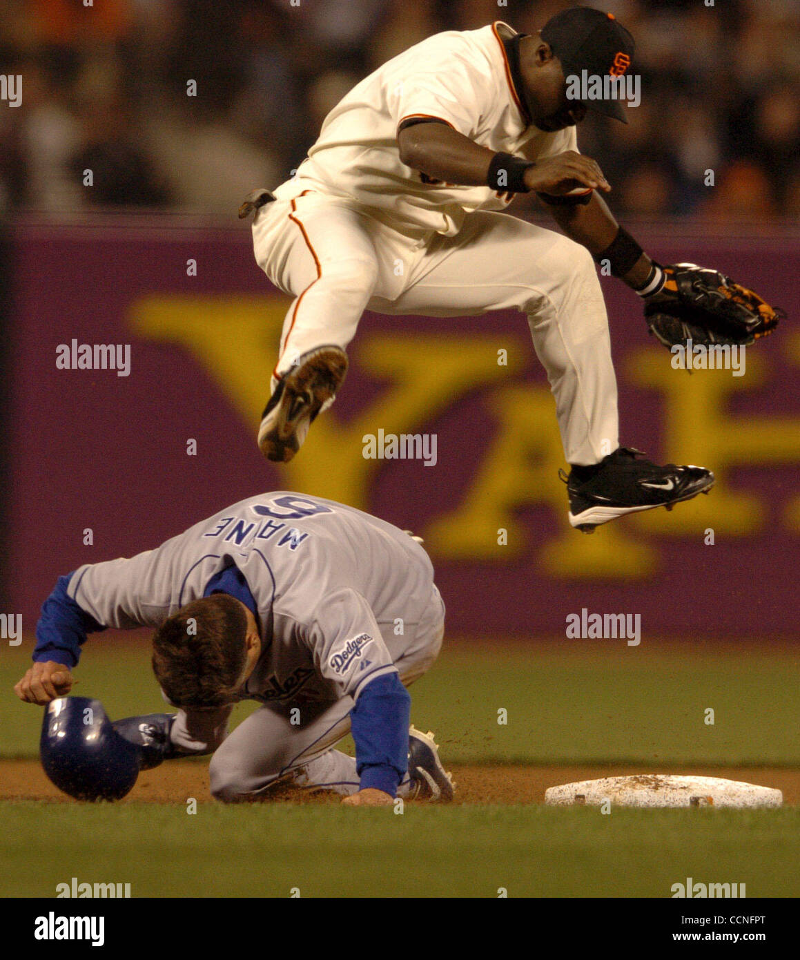 Brent Mayne verdoppelt Aufmachung von Ray Durham am 2. Base auf einem Odalis Perez Stopfer, 4. Inning Freitag, 24. September 2004 im SBC Park in San Francisco zu beenden. (Karl Mondon/Contra Costa Times) Stockfoto