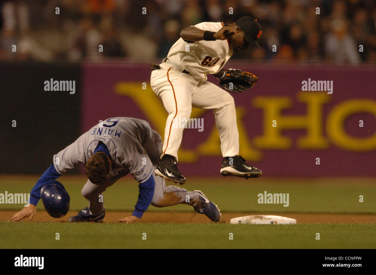 Brent Mayne verdoppelt Aufmachung von Ray Durham am 2. Base auf einem Odalis Perez Stopfer, 4. Inning Freitag, 24. September 2004 im SBC Park in San Francisco zu beenden. (Karl Mondon/Contra Costa Times) Stockfoto