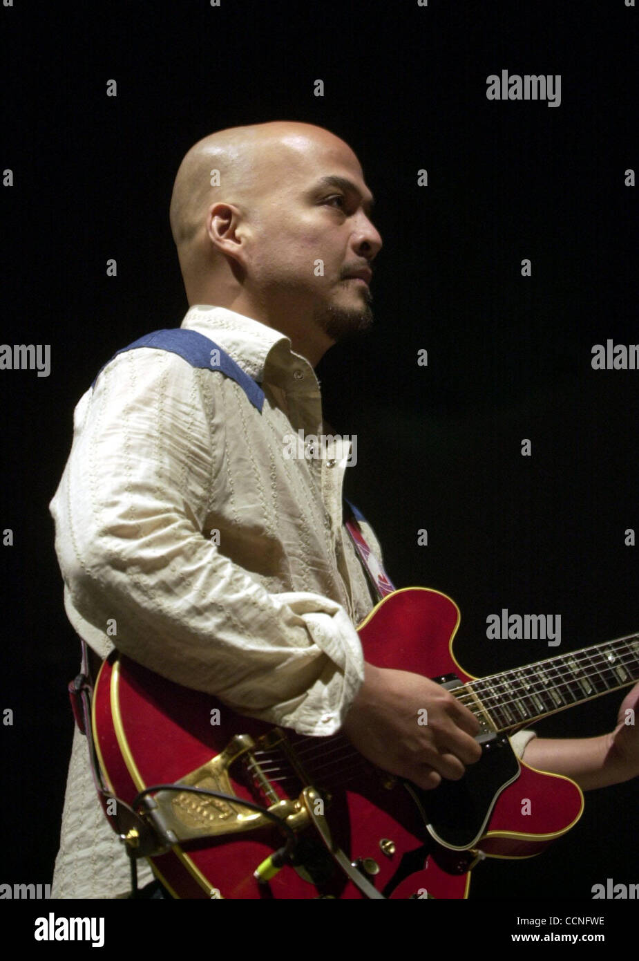 Pixies Gitarrist Joey Santiago (Cq) führt mit den Pixies im griechischen Theater in Berkeley, Kalifornien auf Freitag, 24. September 2004.  (Sherry LaVars / Zeiten) Stockfoto