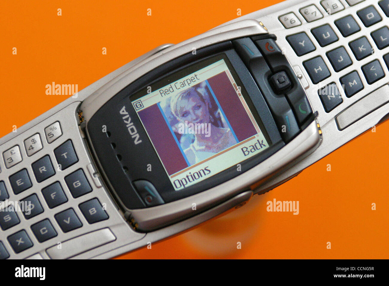7. Oktober 2004; Laguna Beach, Kalifornien, USA; Handys, handheld-Geräte  wie PDAs werden immer leistungsfähiger und Bilder (mit eingebauten Kameras)  und Dowload Bilder aufnehmen können. Dieses Nokia Handy-Modell gezeigt  Bilder als Bildschirmschoner ...