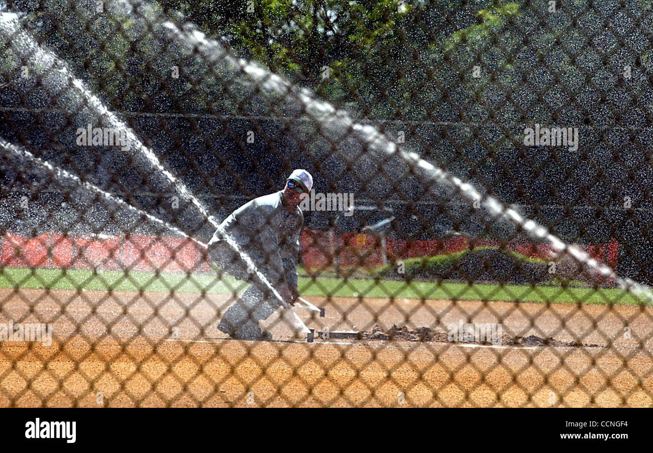 13. Oktober 2004; Boca Raton, FL, USA; Bewässerung-Techniker für die City von Boca Raton Parks and Recreation Department JAMES ROCK passt die Sprinkler auf eine Ballfield im Patch Reef Park in Boca Raton Mittwoch, 13. Oktober 2004. Flickriff litten stark durch Hurrikane Frances und Jeanne, verlieren einen Stockfoto