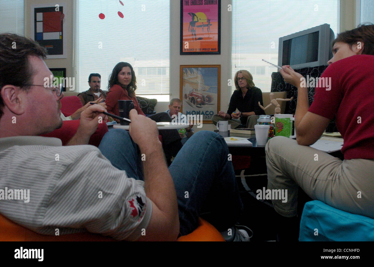 1523--haben Mitglieder des Fachbereichs Peoplesoft Kreativleistungen eine Brainstorming-Sitzung Donnerstag, 21. Oktober 2004, in der Firmenzentrale in Pleasanton, Kalifornien.  Personen auf dem Foto sind (l-R): Texter Rob Hargadon, senior Artdirector Jon Anderson, Multimedia-Designer, Alison Martin, Manager Stockfoto