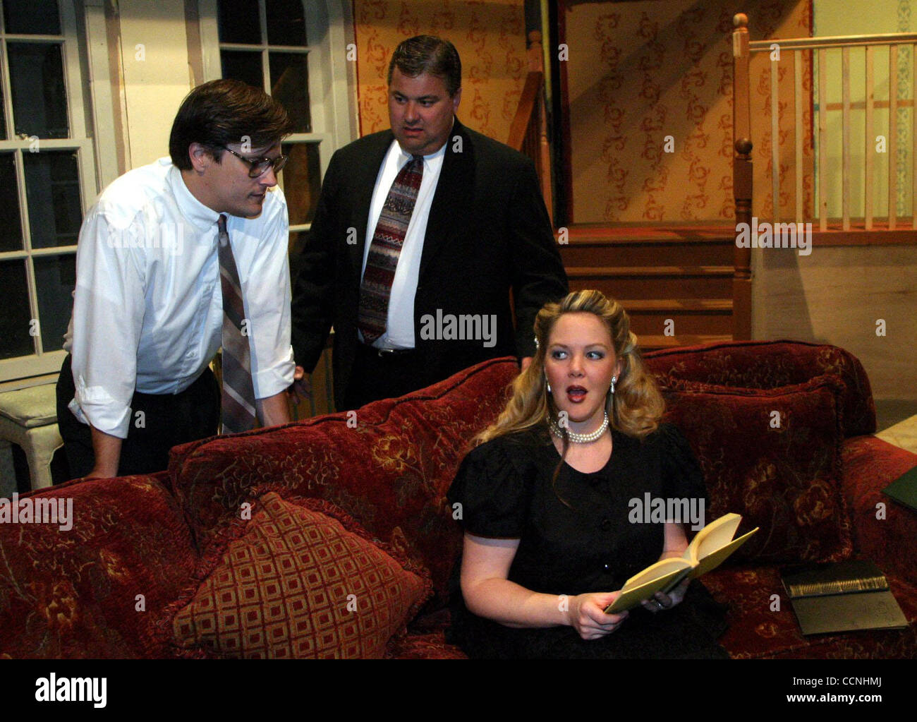 Jennifer L. Brown (cq)(right), spielt Billie Dawn, Vince Augusta (Cq), spielt Harry Brock und Eddie Peabody (Cq) spielen Ed Devery posieren am Set von "Born Yesterday" an der Nick Rodriguez Community Center in Antioch, Kalifornien, auf Dienstag, 19. Oktober 2004. Die Antiochia Rivertown Theater präsentiert Stockfoto