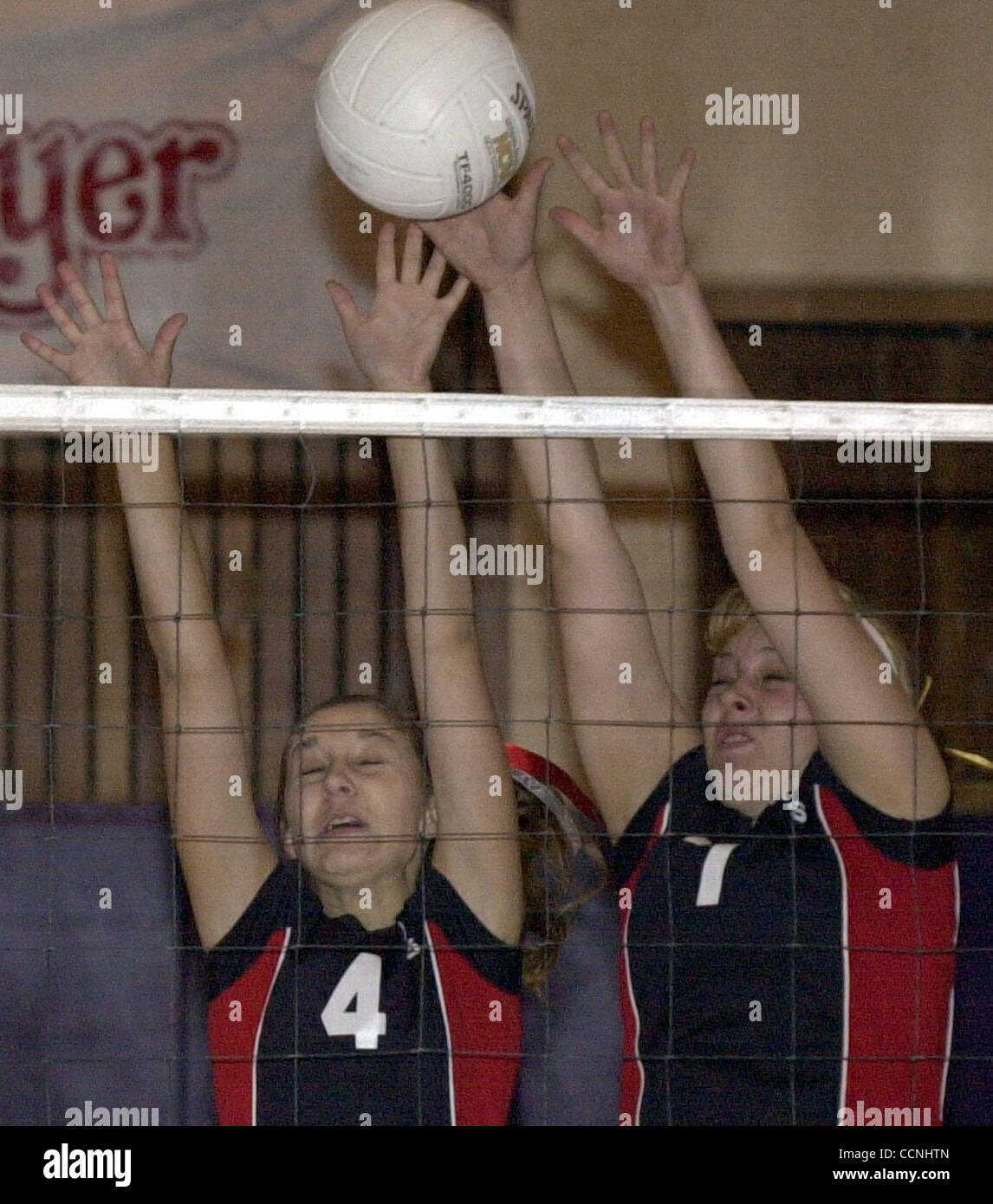 Blockieren Sie Albanys Erin Haughton, links, und Arlene Sasse, rechts, ein Piemont, erschossen während eines Mädchen-Volleyball-Matches im Piemont High in Piedmont, Kalifornien, auf Donnerstag, 7. Oktober 2004. (EDDIE LEDESMA / MAL) Stockfoto