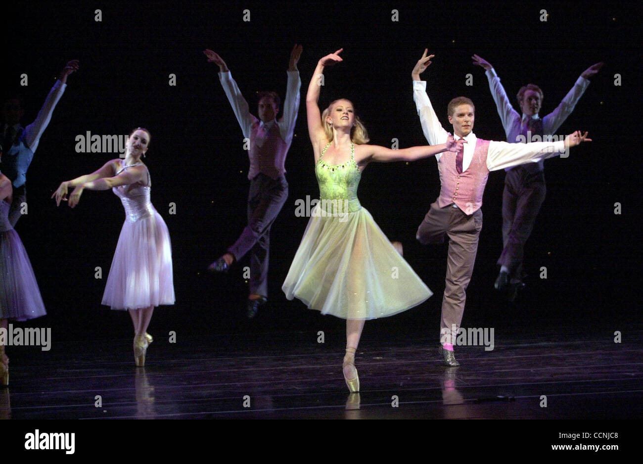 (L-R) Smuin Ballett Mitglieder Nicole Trerise (Cq) und John Desrio ausführen "The Lady ist ein Landstreicher" Fly Me To The Moon in der Palace of Fine Arts in San Francisco, Kalifornien auf Freitag, 8. Oktober 2004. Die Show enthält Songs von Frank Sinatra gesungen. (Sherry LaVars/Contra Costa Times) Stockfoto