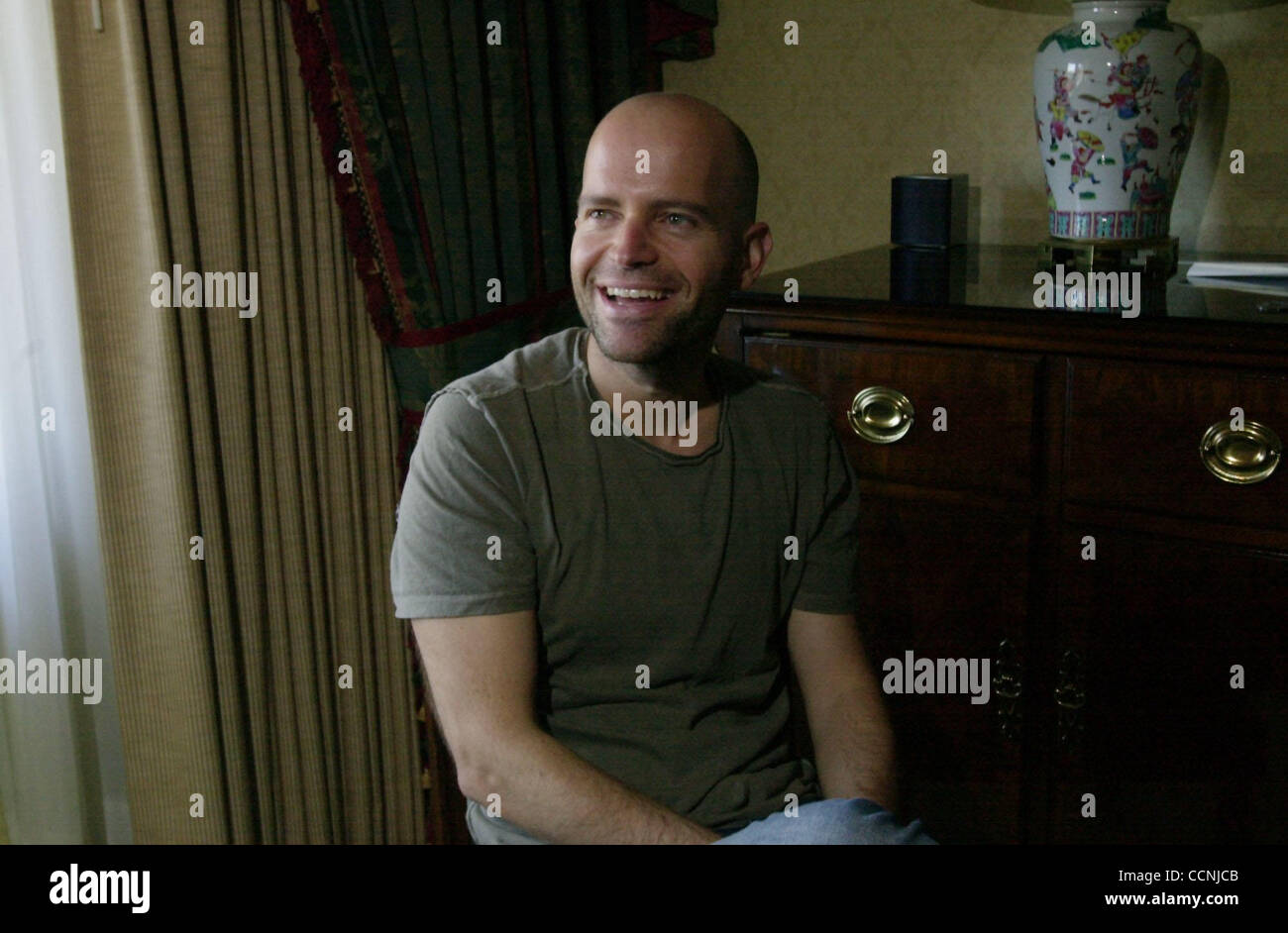 Regisseur Mark Forster (Cq) spricht über "Finding Neverland" im the Ritz-Carlton in San Francisco, Kalifornien auf Freitag, 8. Oktober 2004.  (Sherry LaVars/Contra Costa Times) Stockfoto
