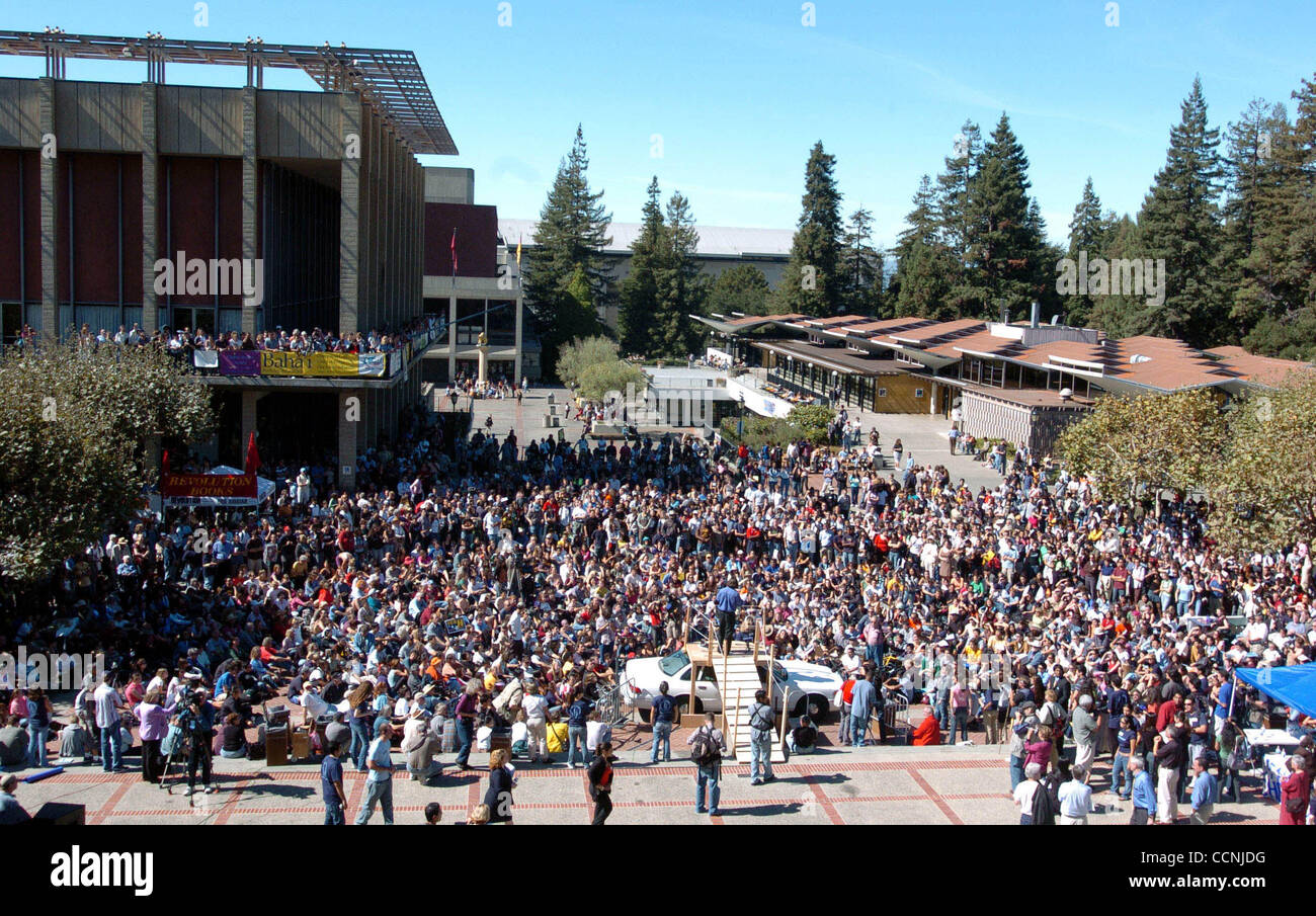 UC Berkeley eingehende Kanzler Robert Birgeneau bei einer Mittag Zeit Kundgebung spricht anlässlich des 40. Jahrestages des die freie Rede-Bewegung. Birgeneau und andere sprach von der Spitze eines Polizeiautos in UC Berkeley Sproul Plaza, reenacting die Öffnung Momente der 1964 freie Rede-Bewegung, Freitag, Oc Stockfoto