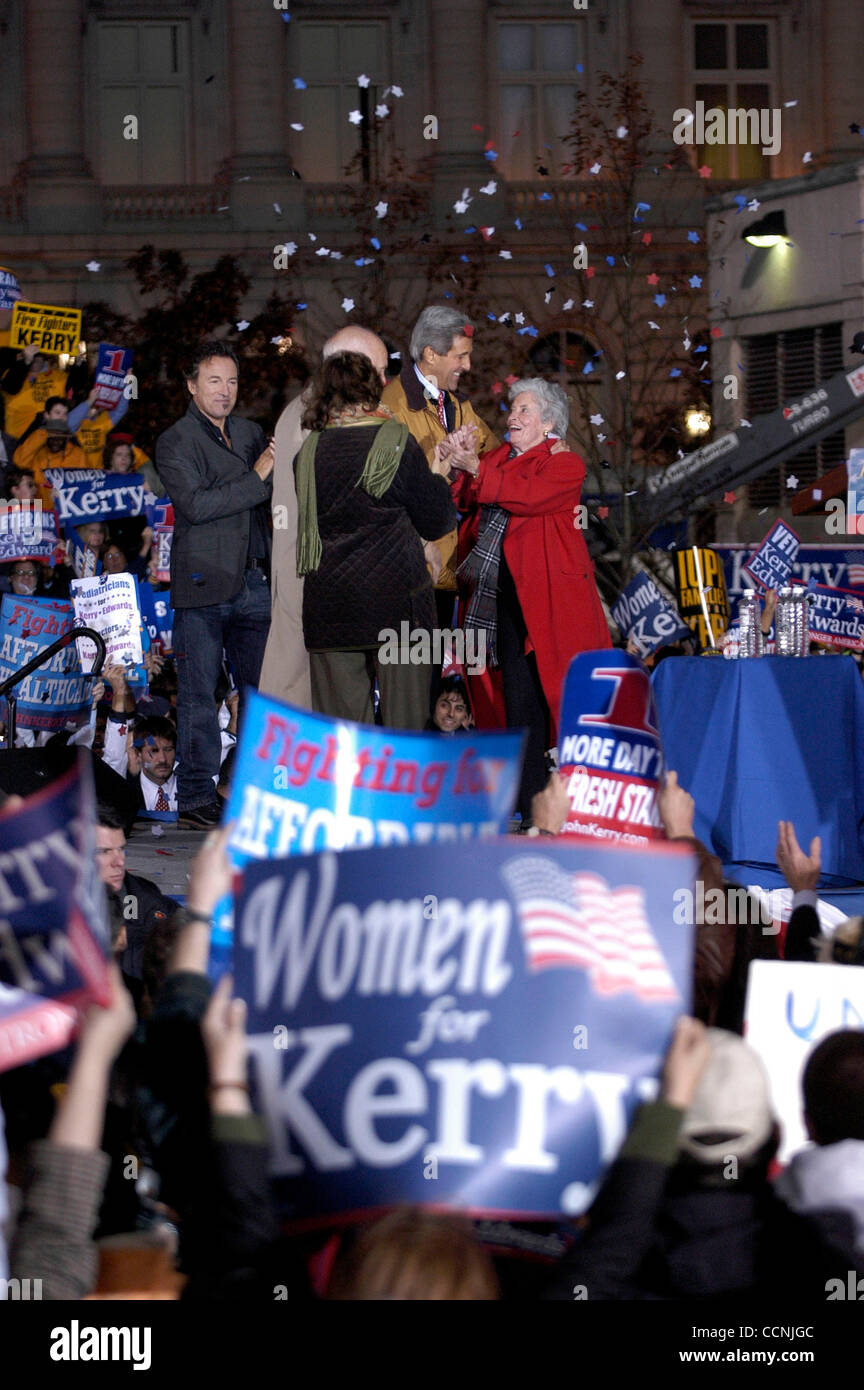 20. Oktober 2004; Cleveland, Ohio, USA; Ehemalige US-Senator und Astronaut JOHN GLEN und Frau Wahl Eva Veranstaltung für demokratischen Präsidentschaftskandidaten John Kerry in Cleveland, Ohio. Stockfoto