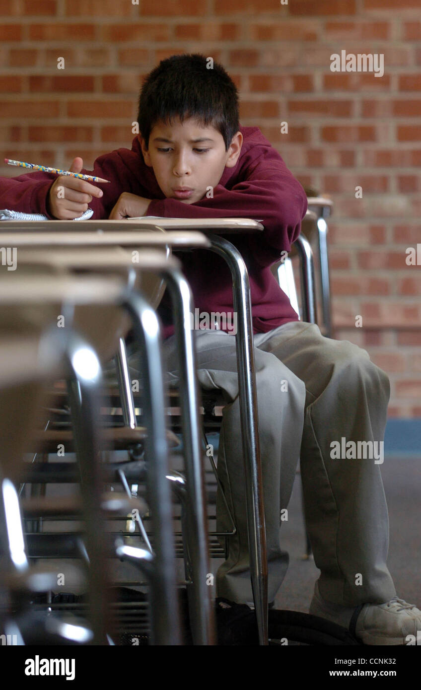 METRO - Matthew Saenz, ein Schüler der 7. Klasse in Rhodos Middle School, konzentriert sich auf seine Arbeit während eines SAT-Prep-Programms an der Trinity University. 29. Oktober 2004. BILLY CALZADA / MITARBEITER Stockfoto