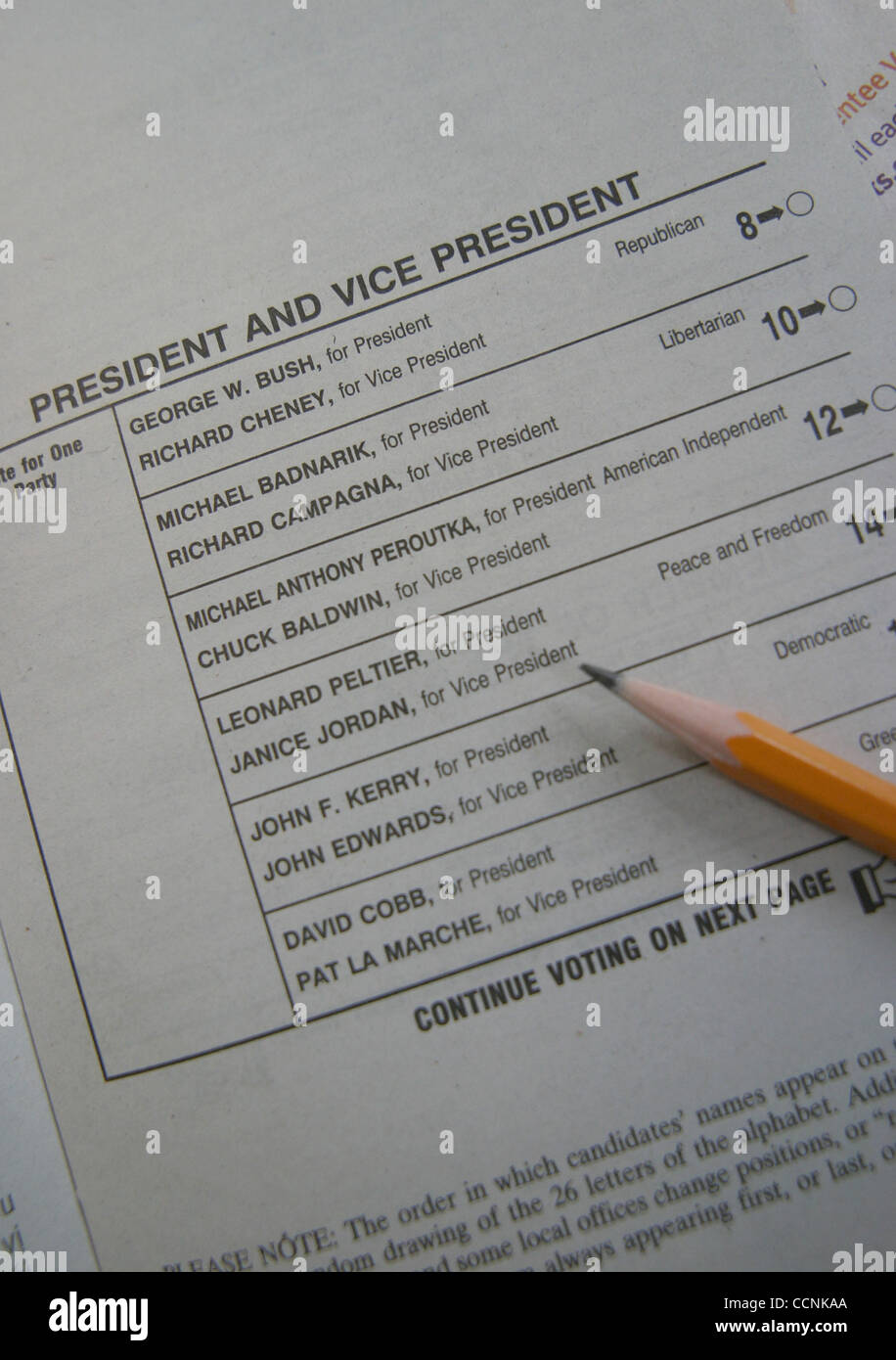 31. Oktober 2004; Los Angeles, Kalifornien, USA; Wähler nimmt Kurs zu den Urnen am Dienstag, 2. November, ihre Stimme abzugeben. Eine Stimmabgabe Stimmzettel mit Bleistift. Präsidentschafts Wahl 2004. Stockfoto