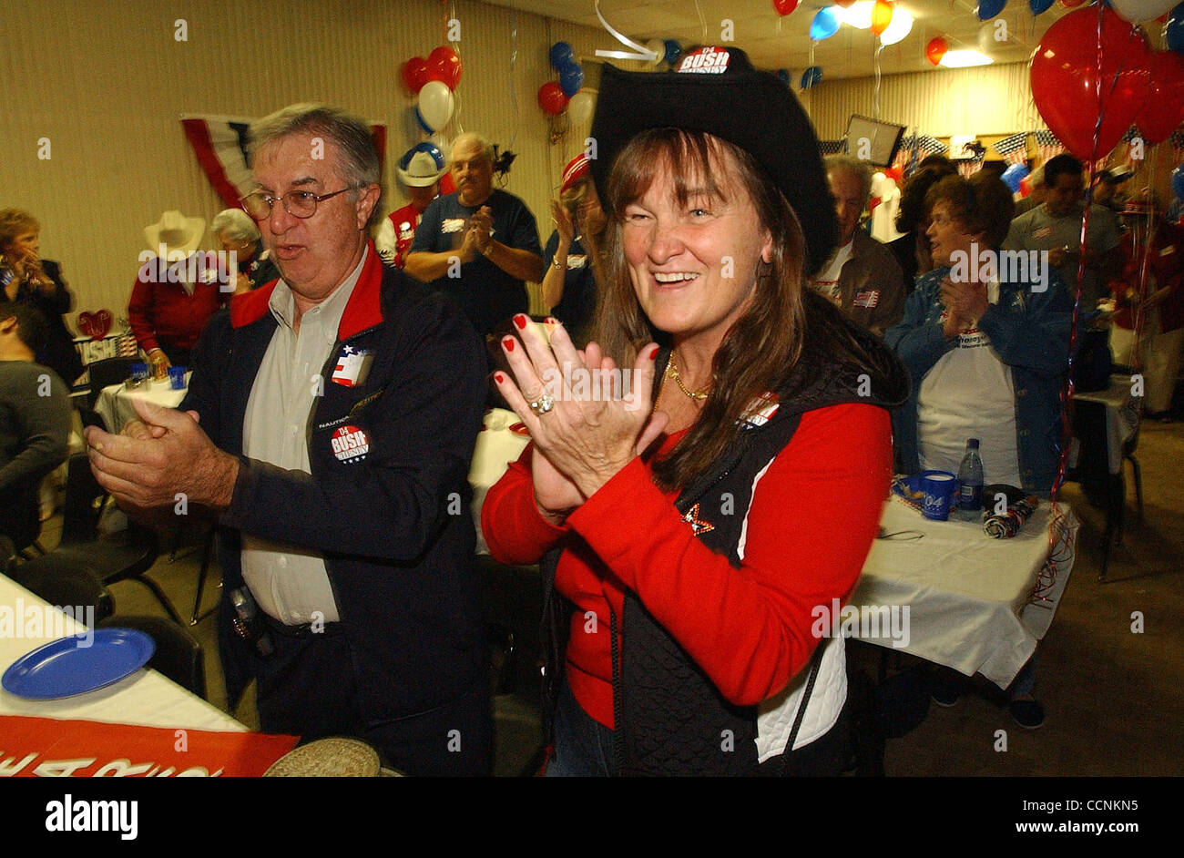 METRO Mary Ann und Bob Walsh jubeln Wahl kehrt zurück auf die Uhr Party in Crawford Dienstag Abend.  CRAWFORD WAHL UHR PARTY 2. NOVEMBER 2004.   TOM REEL/PERSONAL Stockfoto