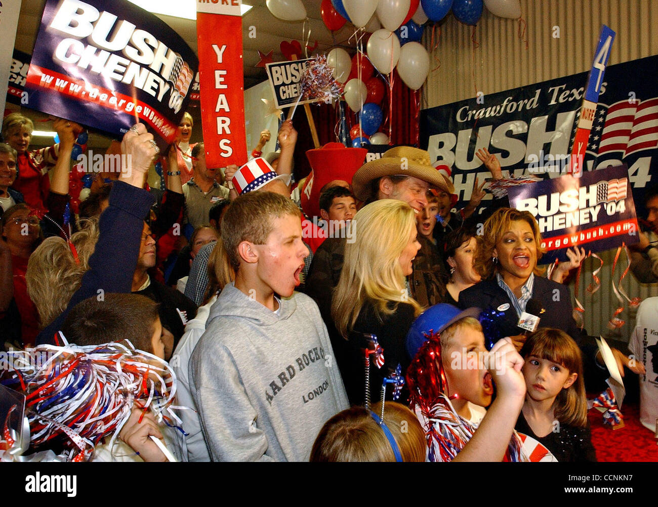 METRO ging die Party weiter Crawfords Gemeindezentrum mit tollwütigen Bush Verfechter nach 21:00 Dienstag Abend.   CRAWFORD WAHL UHR PARTY 2. NOVEMBER 2004.   TOM REEL/PERSONAL Stockfoto