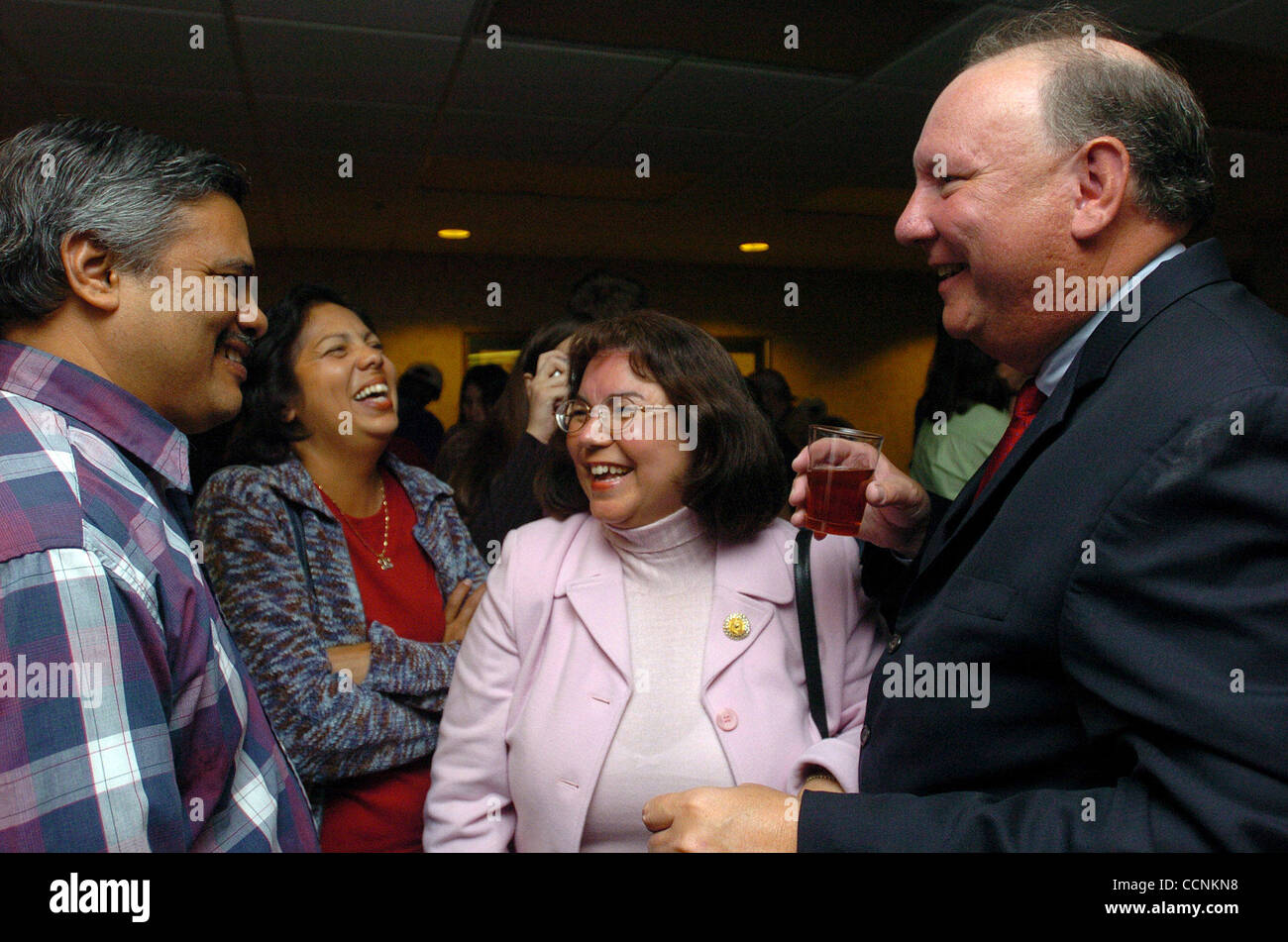 ELN - Staat Republik Ken Mercer, rechts, und seine Frau Rosalia, zweiter von rechts, genießen Sie einen Moment mit Albert und Barbara Cantu nachts einer Wahl sammeln im UTSA Comfort Inn auf Dienstag, 2. November 2004.  BILLY CALZADA / MITARBEITER Stockfoto