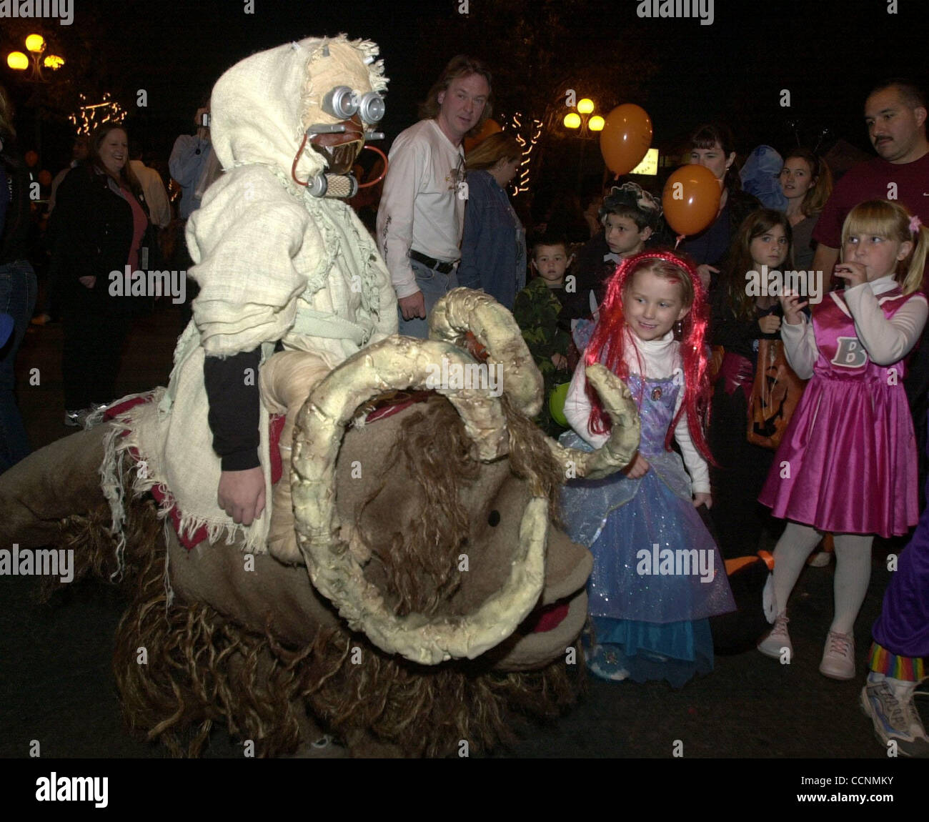 Ryan Spero, 11, links, Brentwood, lumbers durch die Innenstadt, die Brentwood verkleidet als ein Tuscan Raider Reiten einen Bantha, eine Figur aus Star Wars, beim siebten jährlichen Heimatstadt Halloween Event in Brentwood, Kalifornien, auf Samstag, 30. Oktober 2004. Die Spero Familie verbrachte zwei Wochen erstellen die Weintrinker Stockfoto