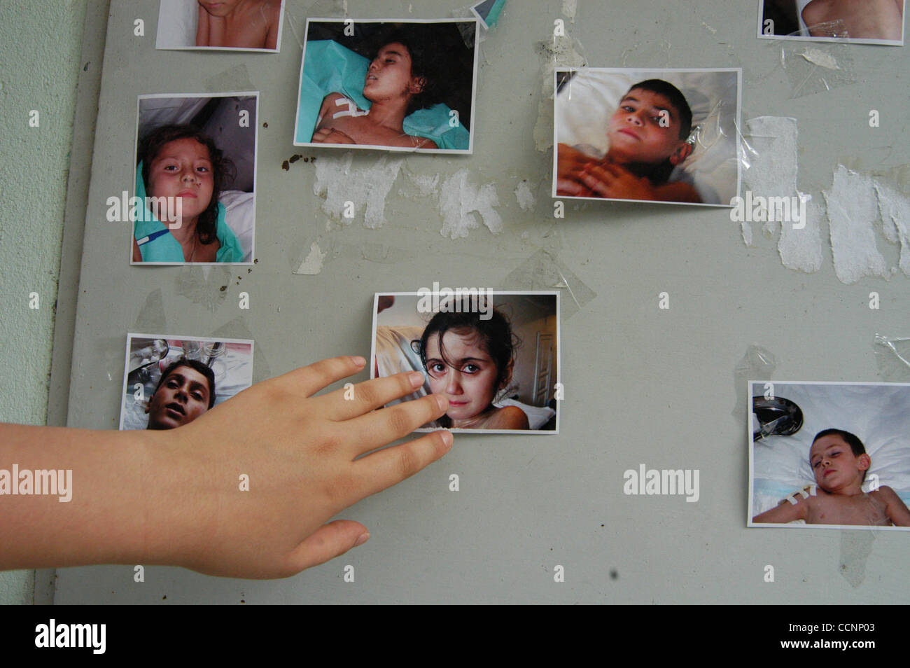 Fünf Jahre nach der Beslan Schule-Belagerung; im Bild: The Beslan Schule # 1 wo Massaker am 3. September 2004 fand. Bilder von Kindern - die Schule Seige Geiseln. Stockfoto