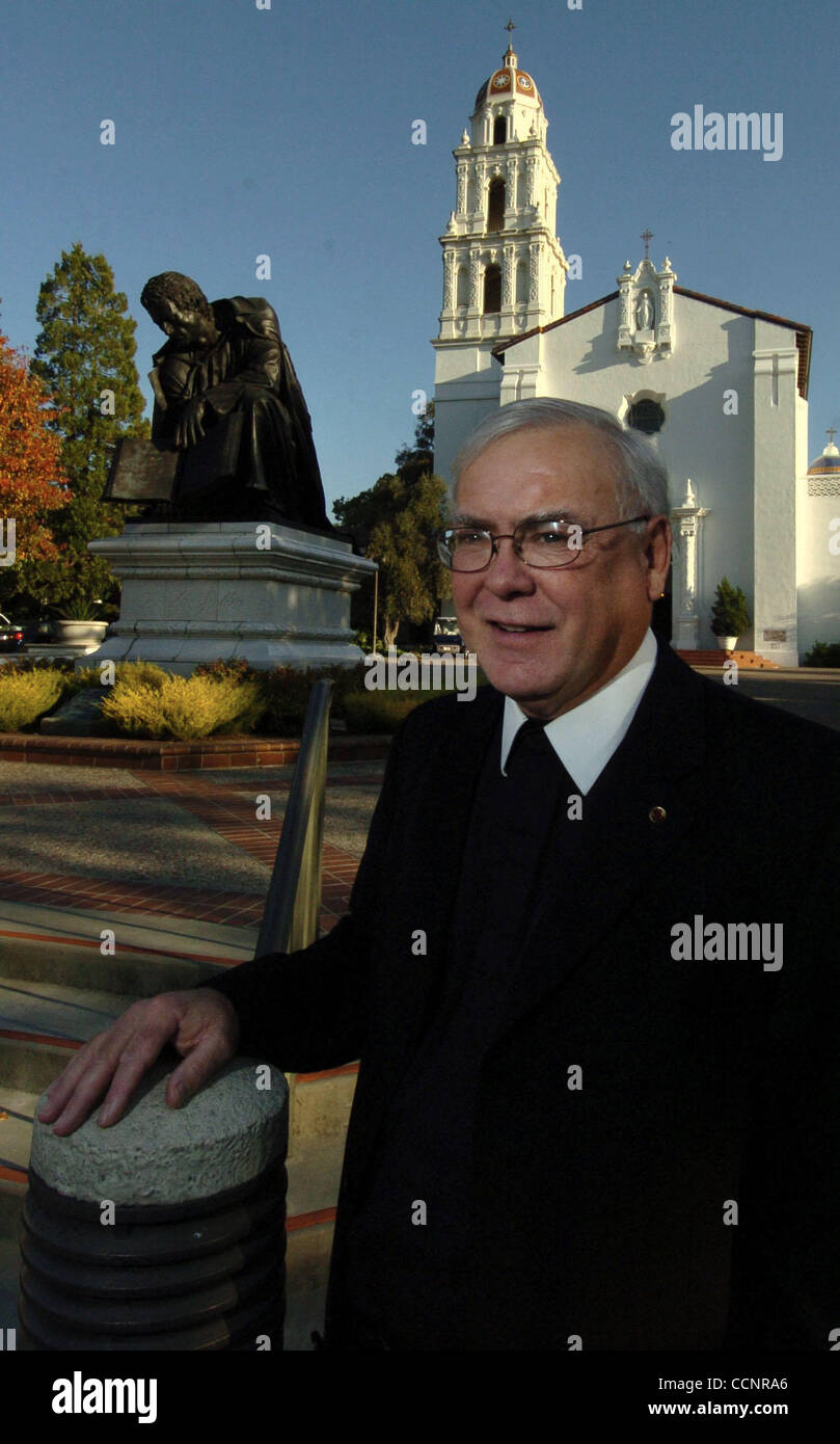 Bruder Ronald Gallagher, Vorsitzender des St. Marys College English und Drama Abteilungen ist der einzige Kandidat für das Füllen der Schule Präsidenten Sitz. Er wurde vor der Schule Kapelle 23. November 2004, in Moraga, Kalifornien fotografiert  (Contra Costa Times / Karl Mondon) Stockfoto