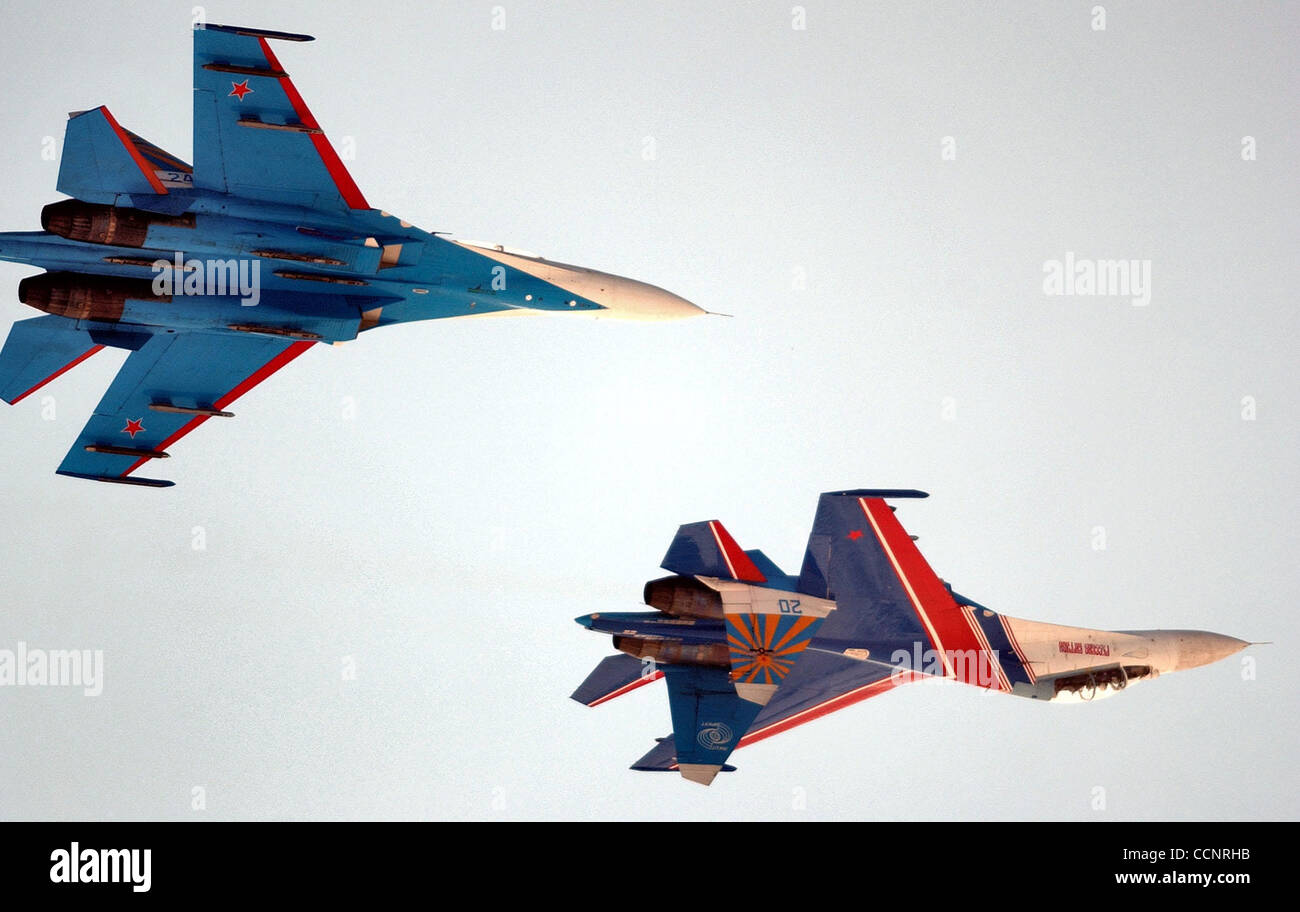 Zwei russische Kampfjets der berühmten Kunstflugstaffel "Russkiye Vityazi" ("Russian Knights") haben auf Sonntag, 16. August 2009 in der Nähe von Zhukhovsky Flugplatz östlich von Moskau, wo sie für die Luft-und Raumfahrt-Ausstellung MAKS 2009 üben waren, kollidierte Russiaís voraussichtlich am Dienstag, den 18. August starten 2009.der vi Stockfoto