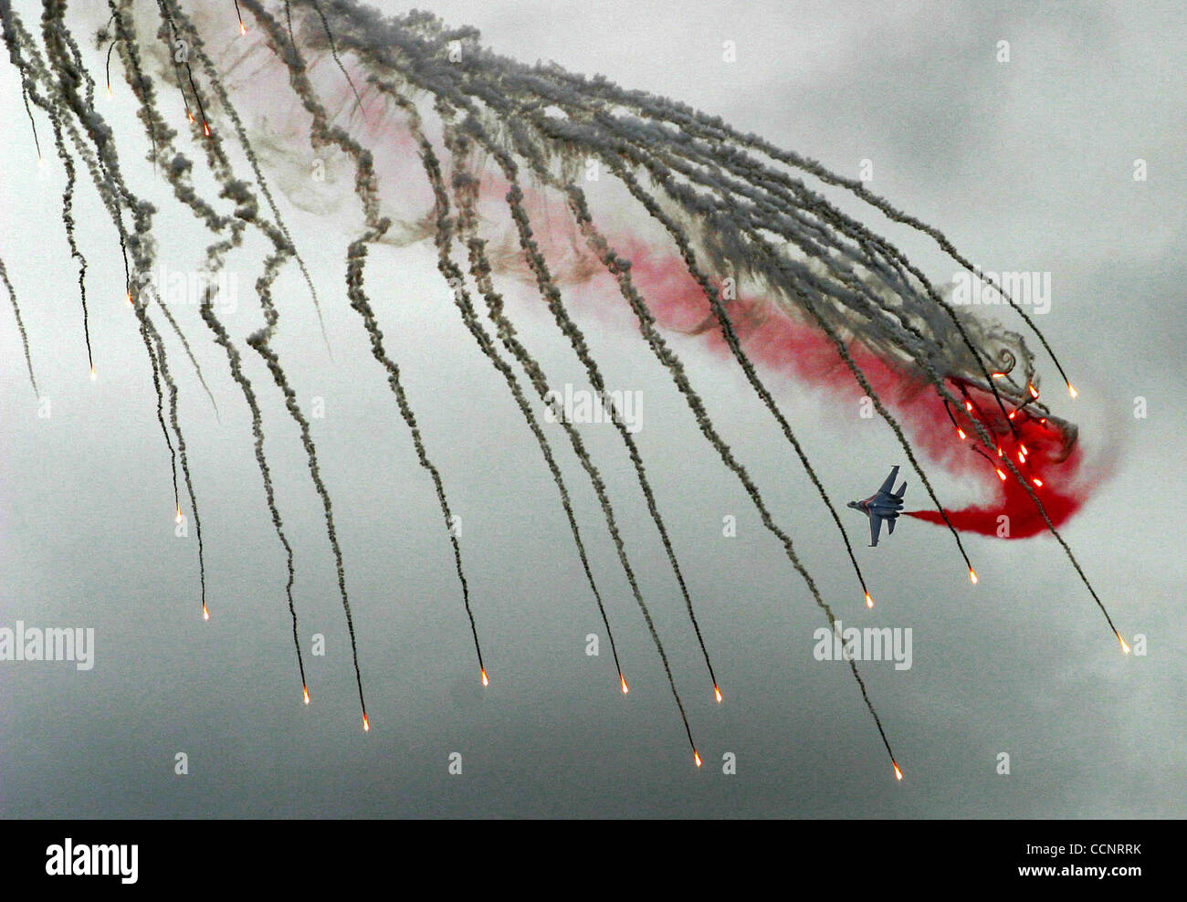 Zwei russische Kampfjets der berühmten Kunstflugstaffel "Russkiye Vityazi" ("Russian Knights") haben auf Sonntag, 16. August 2009 in der Nähe von Zhukhovsky Flugplatz östlich von Moskau, wo sie für die Luft-und Raumfahrt-Ausstellung MAKS 2009 üben waren, kollidierte Russiaís voraussichtlich am Dienstag, den 18. August starten 2009.der vi Stockfoto