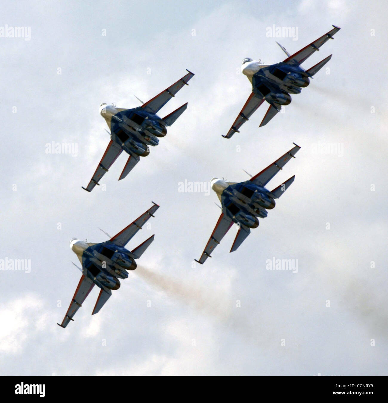 Zwei russische Kampfjets der berühmten Kunstflugstaffel "Russkiye Vityazi" ("Russian Knights") haben auf Sonntag, 16. August 2009 in der Nähe von Zhukhovsky Flugplatz östlich von Moskau, wo sie für die Luft-und Raumfahrt-Ausstellung MAKS 2009 üben waren, kollidierte Russiaís voraussichtlich am Dienstag, den 18. August starten 2009.der vi Stockfoto