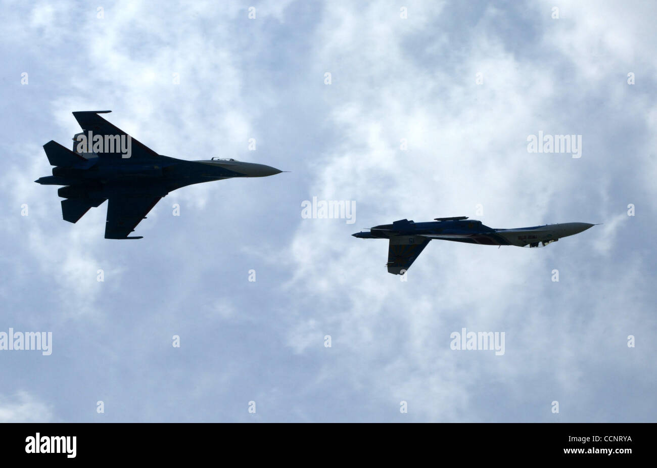 Zwei russische Kampfjets der berühmten Kunstflugstaffel "Russkiye Vityazi" ("Russian Knights") haben auf Sonntag, 16. August 2009 in der Nähe von Zhukhovsky Flugplatz östlich von Moskau, wo sie für die Luft-und Raumfahrt-Ausstellung MAKS 2009 üben waren, kollidierte Russiaís voraussichtlich am Dienstag, den 18. August starten 2009.der vi Stockfoto