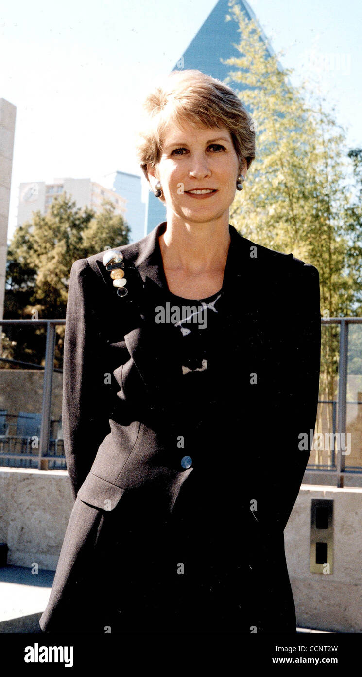 20 Oktober 2003 Dallas Texas Usa Portrat Von Dallas Burgermeister Laura Miller Eroffnungstag Nasher Sculpture Center Dallas Texas 22 10 2003 2003 K33632jn Kredit Bild C Jeff Newman Globe Photos Zumapress Com Stockfotografie Alamy