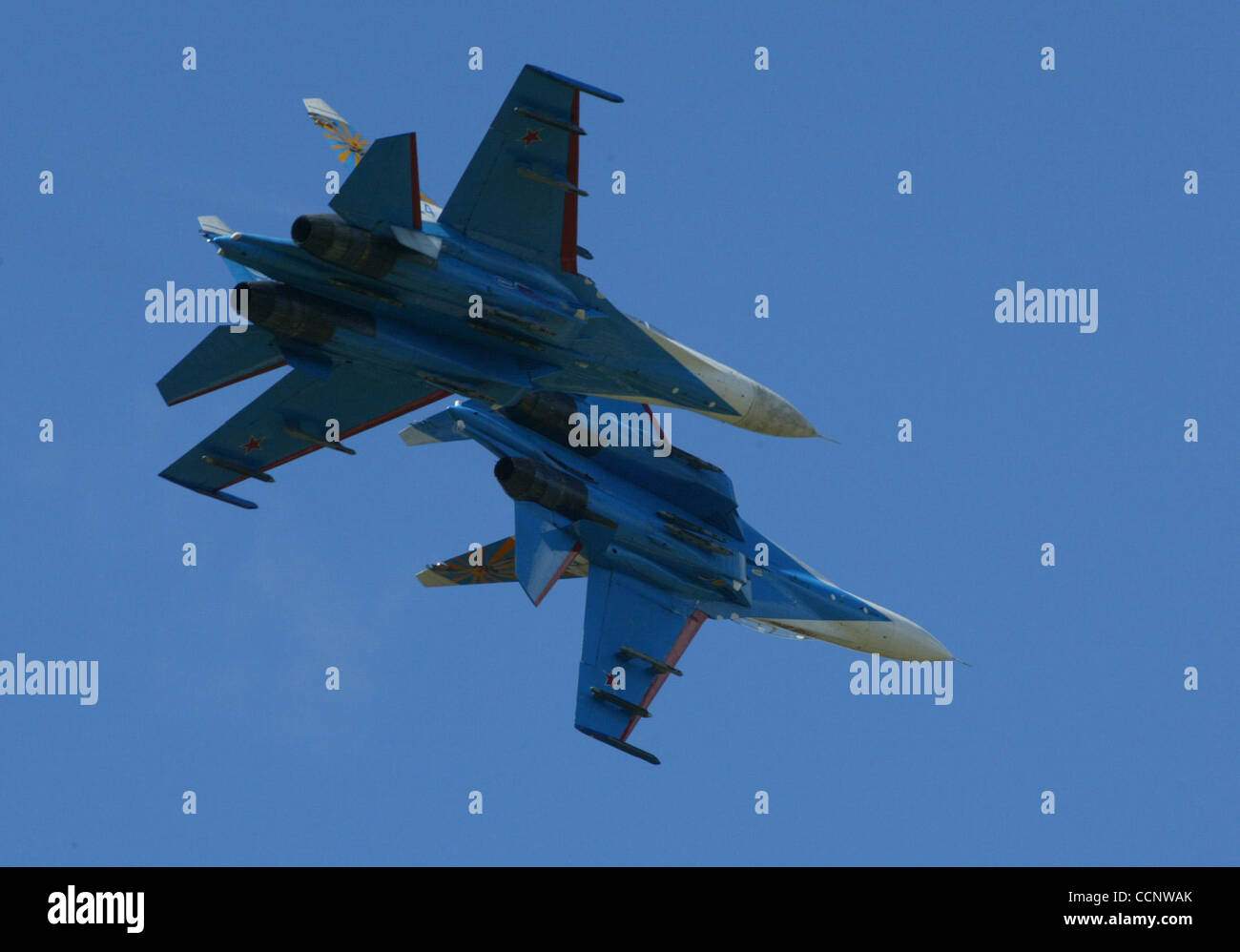 Zwei russische Kampfjets der berühmten Kunstflugstaffel "Russkiye Vityazi" ("Russian Knights") haben auf Sonntag, 16. August 2009 in der Nähe von Zhukhovsky Flugplatz östlich von Moskau, wo sie für die Luft-und Raumfahrt-Ausstellung MAKS 2009 üben waren, kollidierte Russiaís voraussichtlich am Dienstag, den 18. August starten 2009.der vi Stockfoto