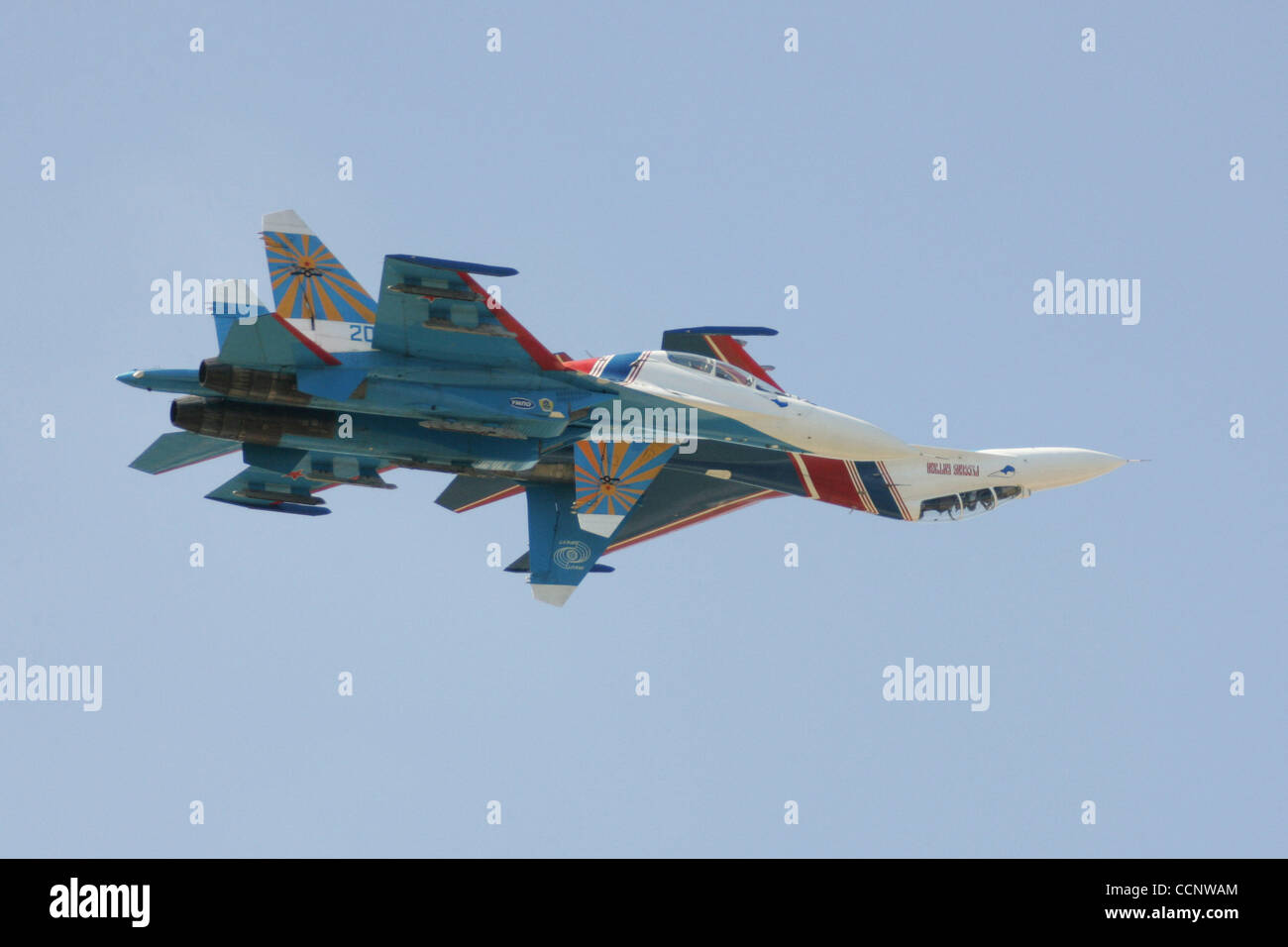 Zwei russische Kampfjets der berühmten Kunstflugstaffel "Russkiye Vityazi" ("Russian Knights") haben auf Sonntag, 16. August 2009 in der Nähe von Zhukhovsky Flugplatz östlich von Moskau, wo sie für die Luft-und Raumfahrt-Ausstellung MAKS 2009 üben waren, kollidierte Russiaís voraussichtlich am Dienstag, den 18. August starten 2009.der vi Stockfoto